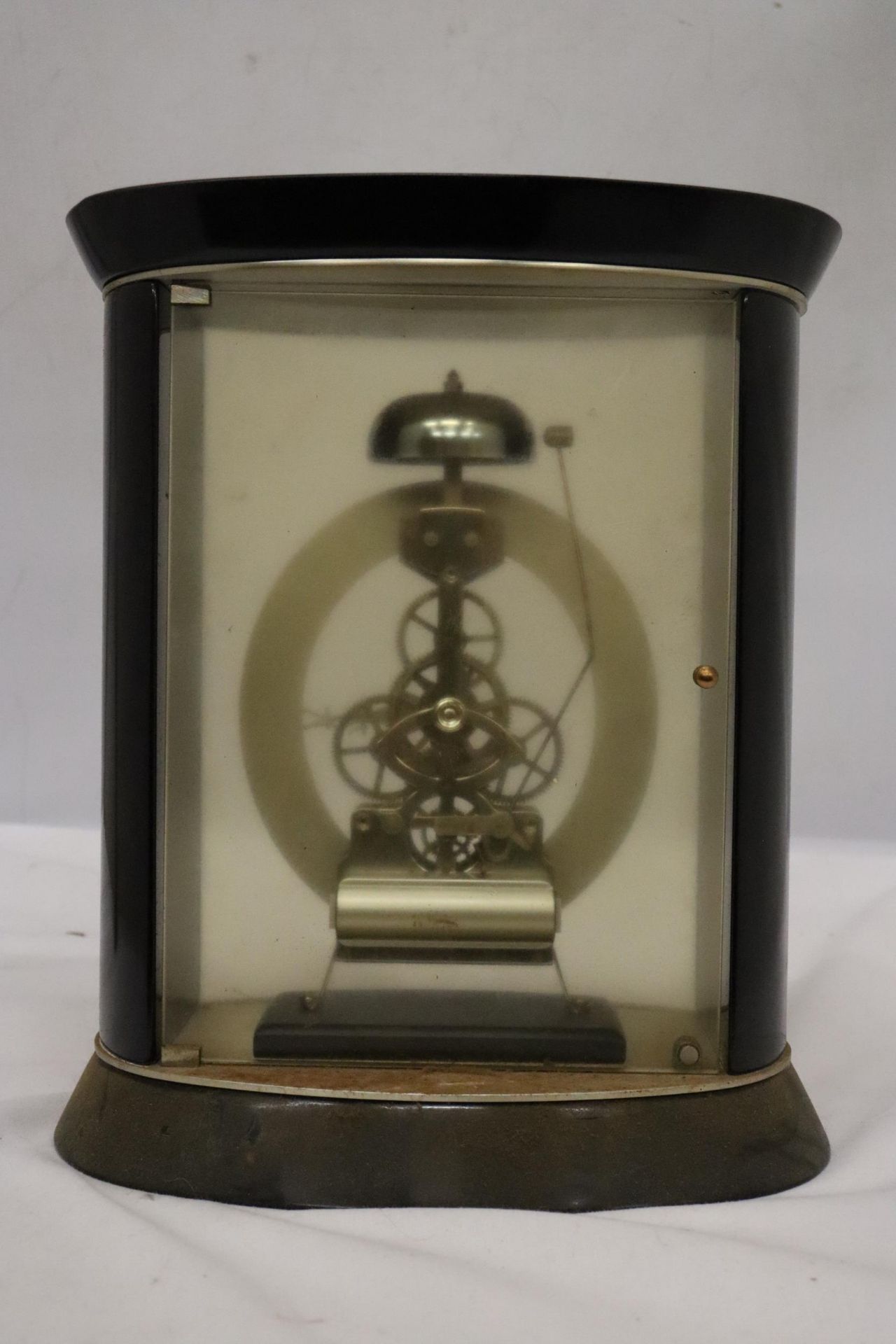 A DAVID PETERSON STYLE OVAL GLASS AND MAHOGANY SKELETON CLOCK WITH PASSING STRIKE MOVEMENT HEIGHT - Bild 3 aus 8