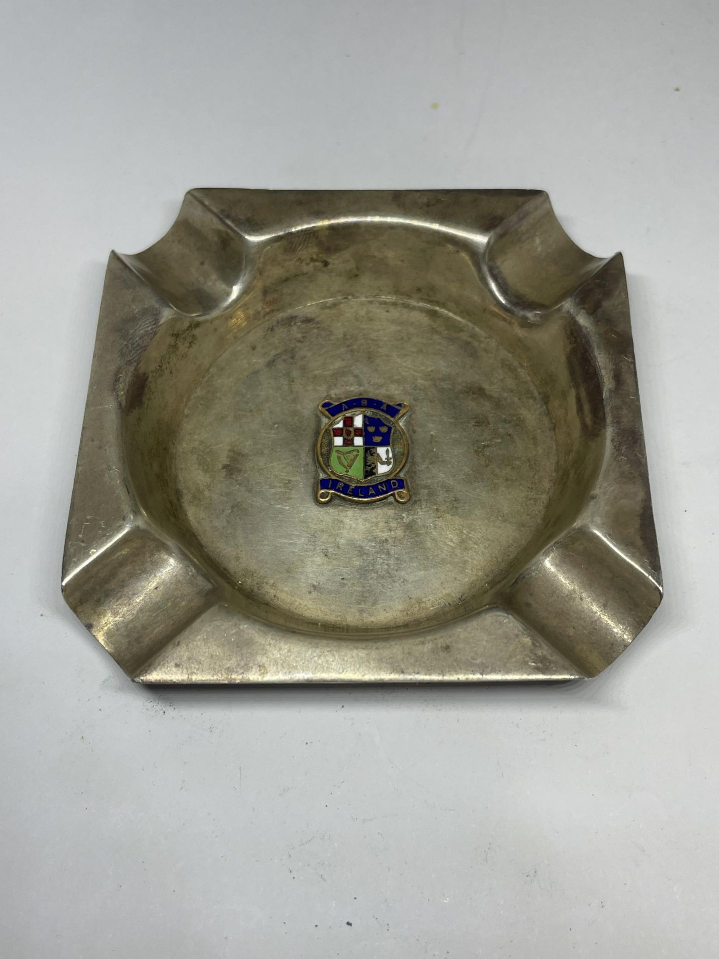 AN IRISH SILVER ASHTRAY