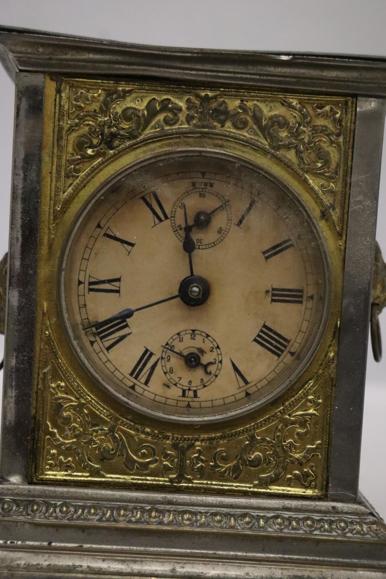 AN ORNATE VINTAGE ALARM CARRIAGE CLOCK WITH LION HANDLE DECORATION TO THE SIDES - POSSIBLY AN - Image 6 of 9