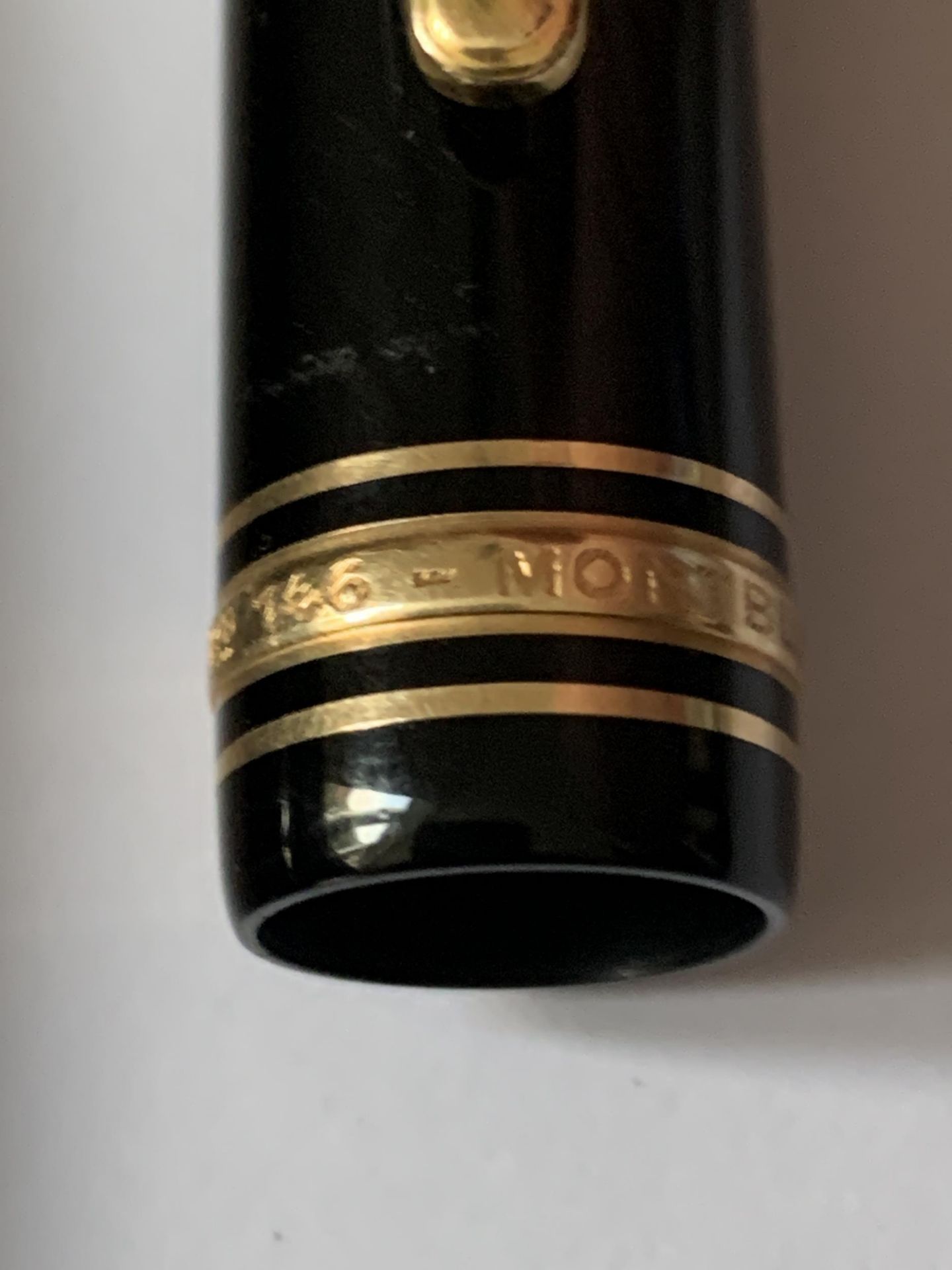 A MONT BLANC MEISTERSTUCK GOLD COATED LE GRAND FOUNTAIN PEN WITH 18 CARAT GOLD MEDIUM NIB - Image 7 of 8