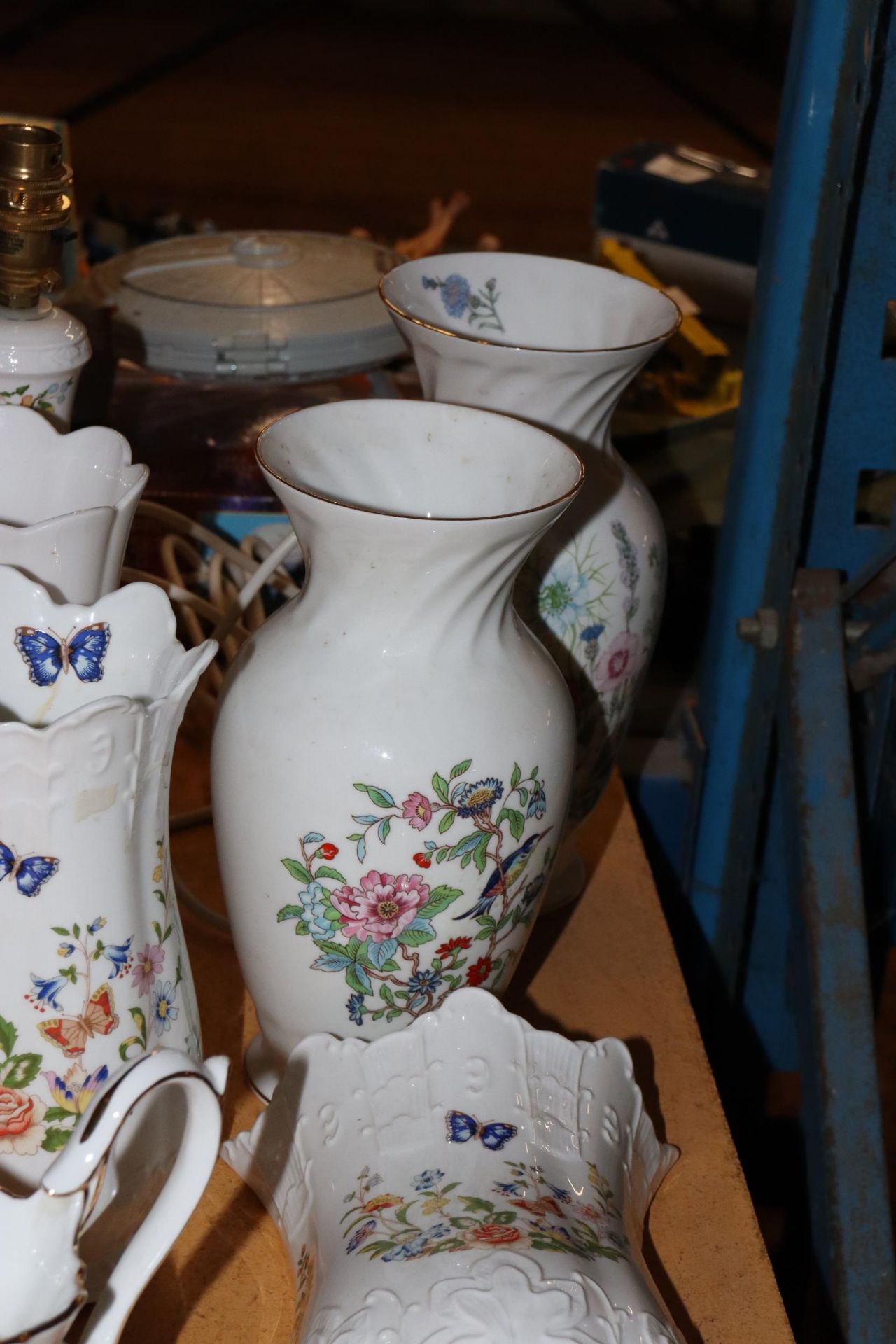 A COLLECTION OF AYNSLEY TO INCLUDE, 'SOMERSET', 'COTTAGE GARDEN' AND 'PEMBROKE', A LAMP BASE, VASES, - Bild 6 aus 7