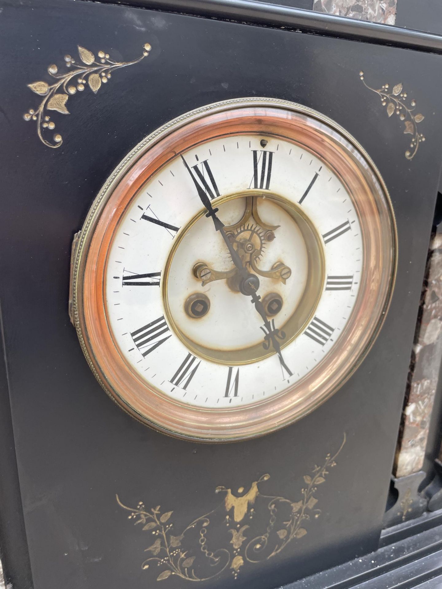 A LARGE HEAVY SLATE MANTLE CLOCK WITH WINDING KEY - Image 3 of 6