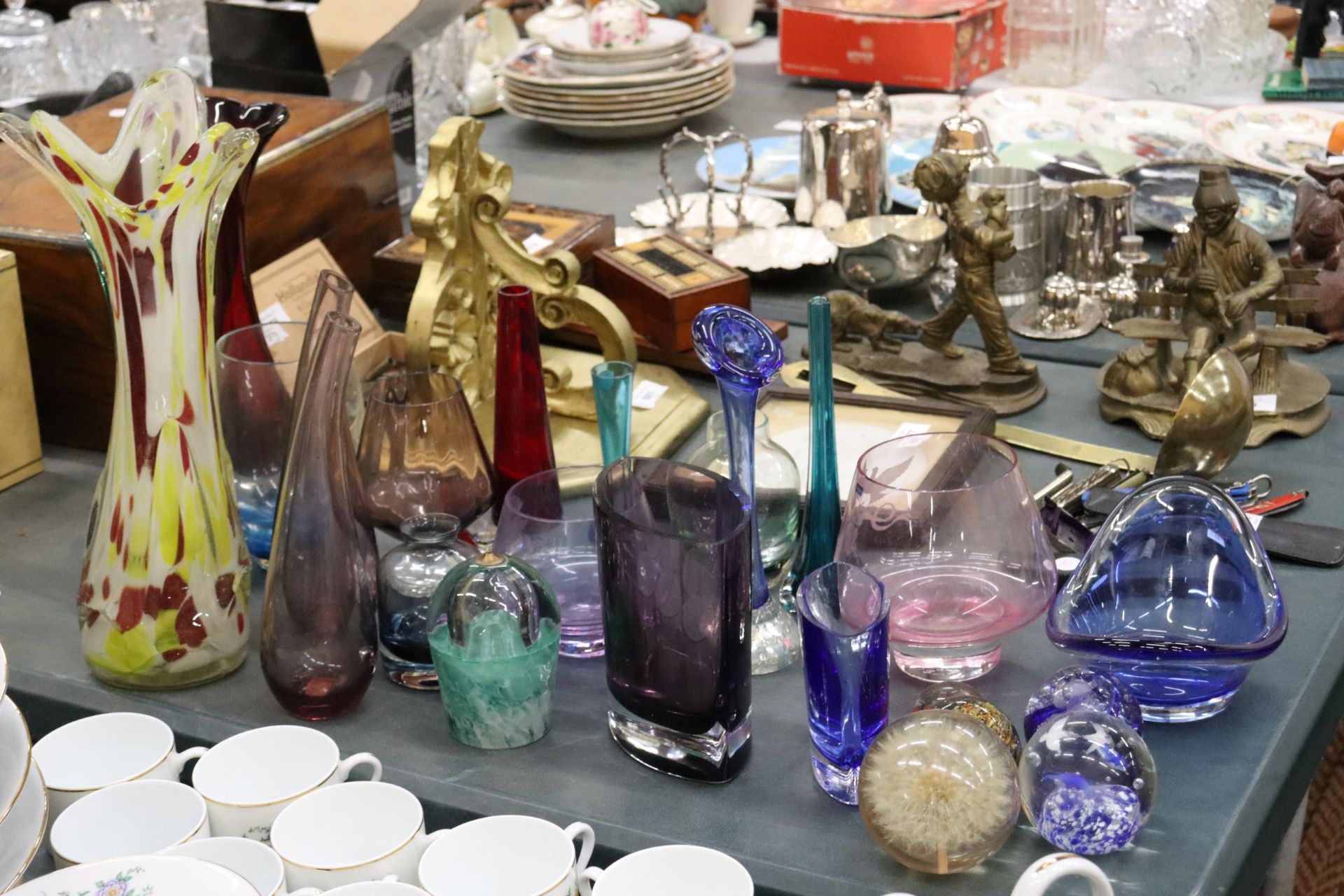 A LARGE QUANTITY OF GLASSWARE TO INCLUDE PAPERWEIGHTS, VASES, BOWLS, ETC., - Image 2 of 11