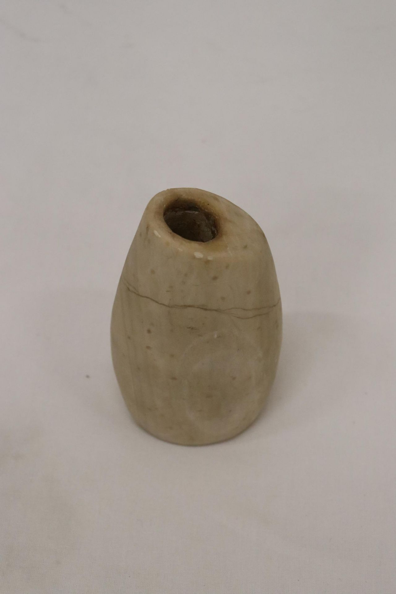 A SMALL STONE CARVED RUSSIAN ARTEFACT, HEIGHT 12CM - Image 3 of 4