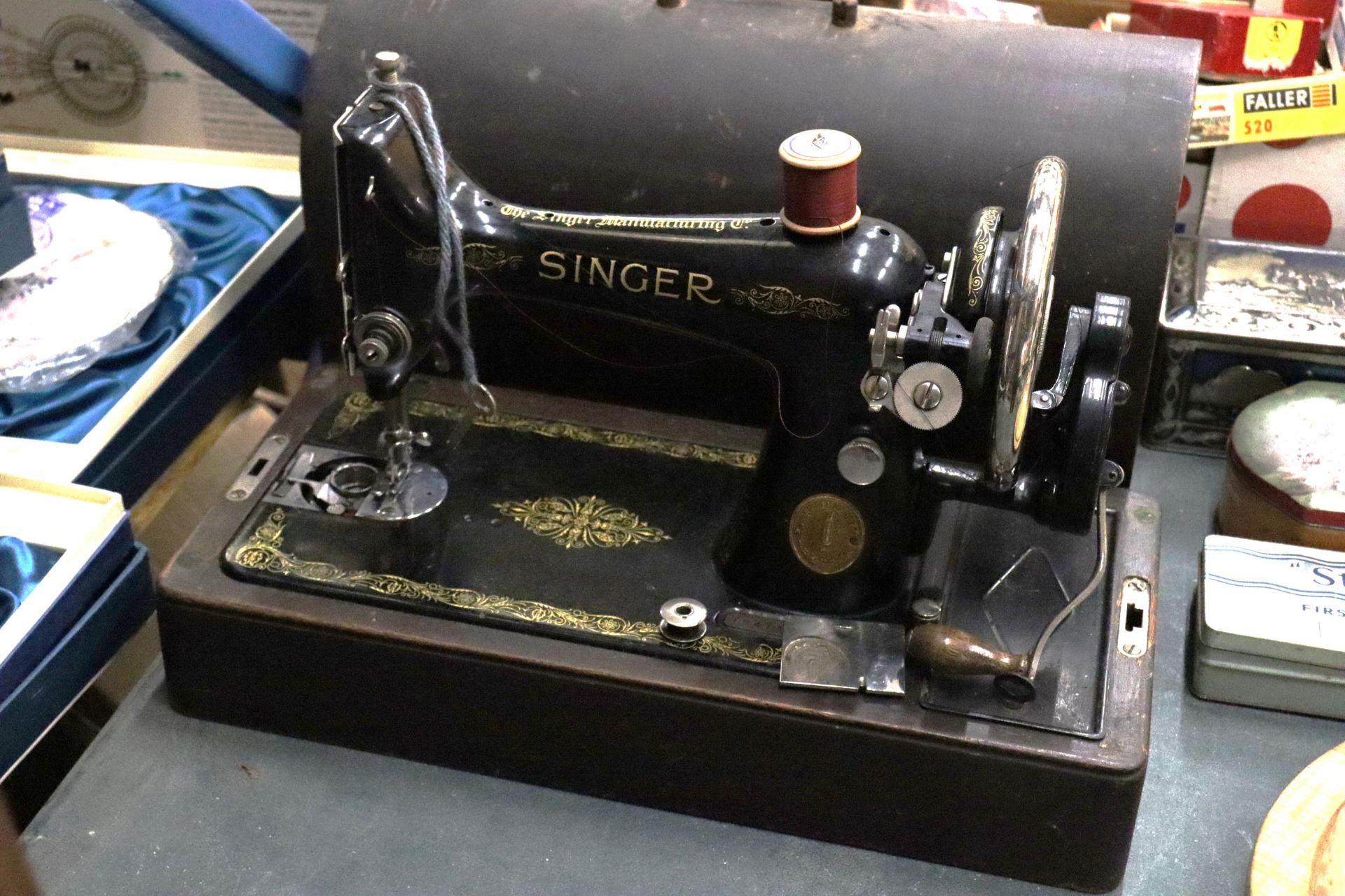 A VINTAGE SINGER SEWING MACHINE WITH ORIGINAL CASE AND KEY