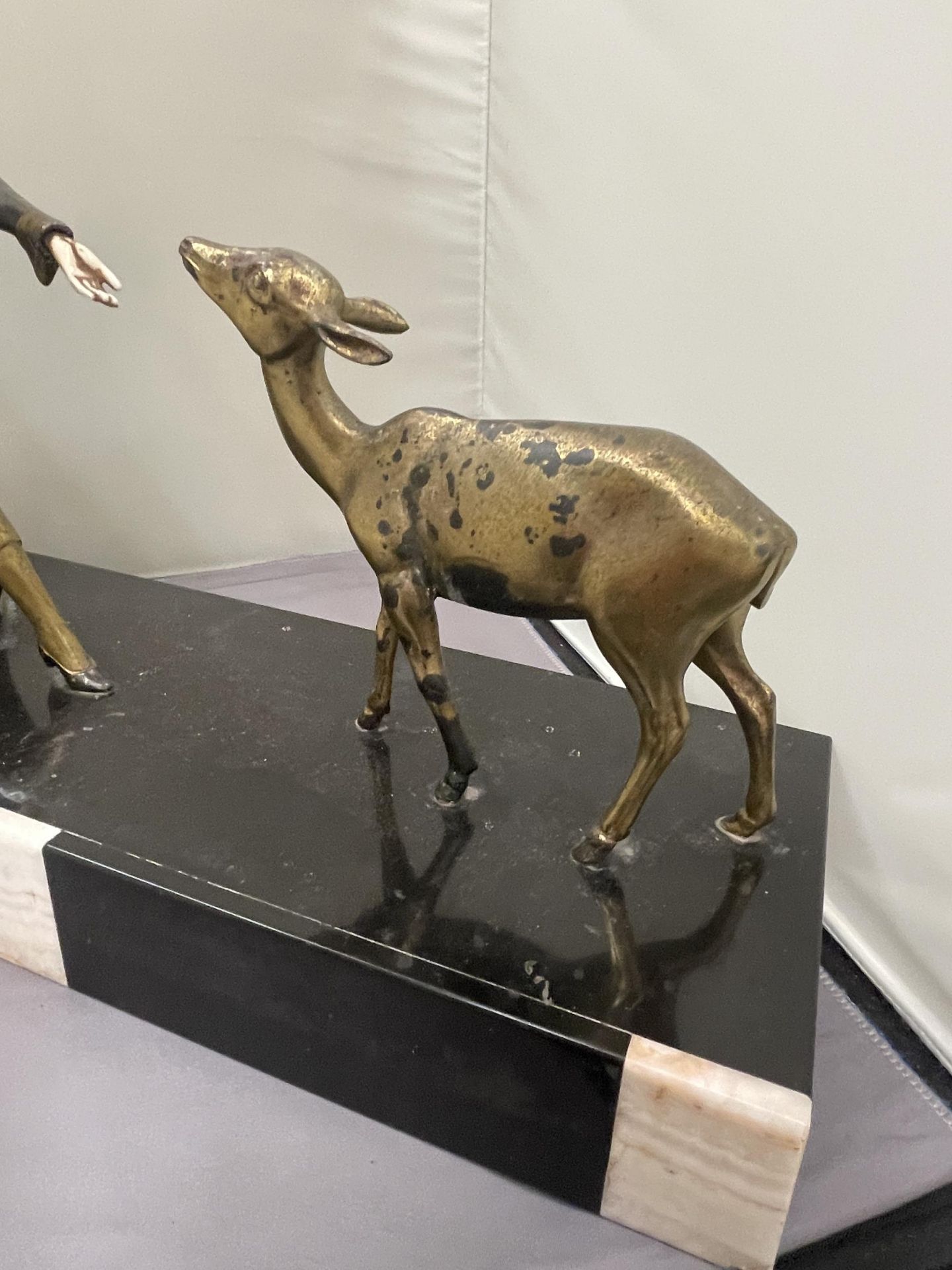 AN ART DECO STYLE BRASS FIGURE OF LADY FEEDING A FAWN. SET ON A BASE (LADIES HAND A/F) - Image 3 of 4