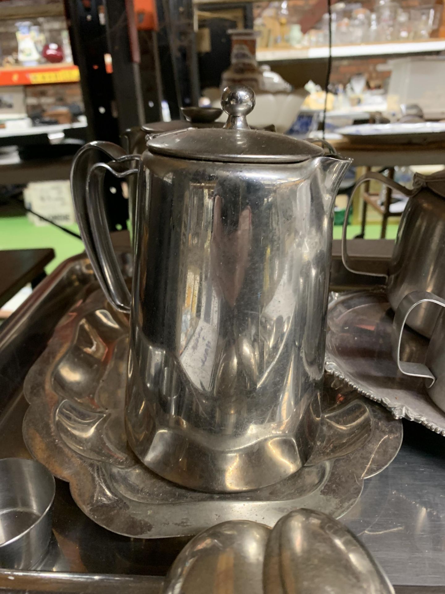 A STAINLESS STEEL TEASET TO INCLUDE A TEAPOT, COFFEE POT, HOT WATER POT, CREAM JUG, SUGAR BOWL, - Image 4 of 4