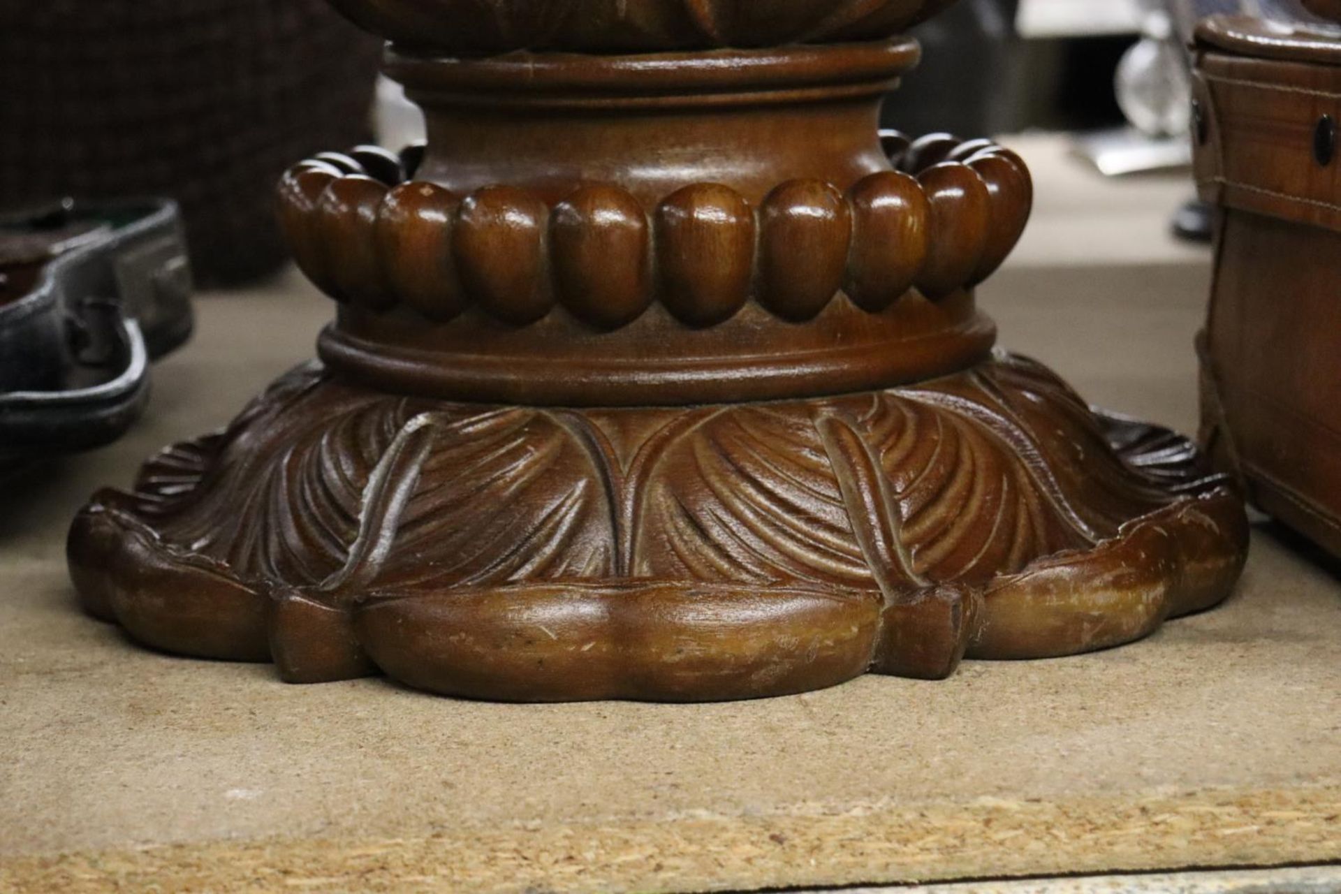 A VERY HEAVY CARVED WOODEN PLANT STAND, HEIGHT APPROX 50CM - Image 4 of 4