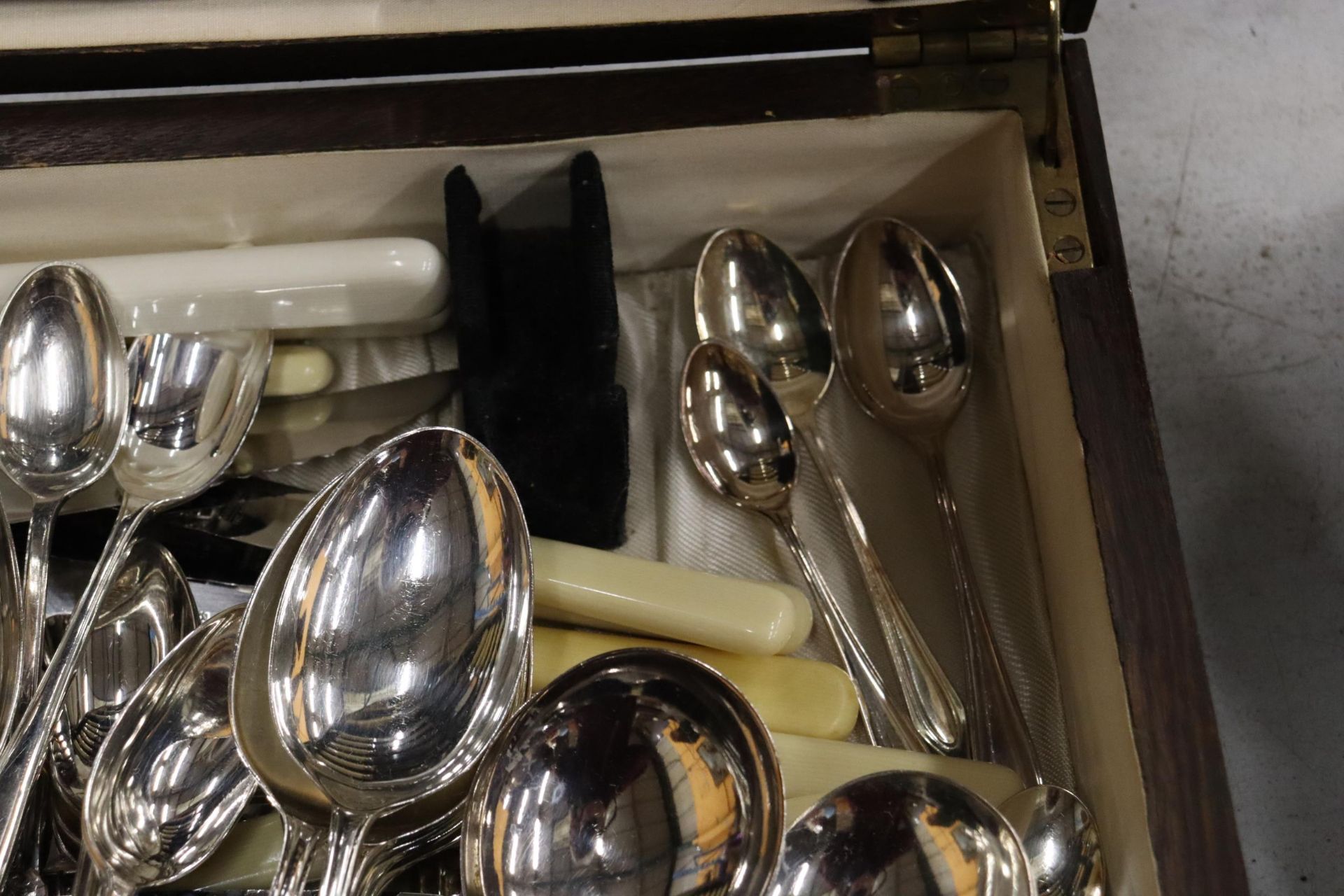 A VINTAGE CANTEEN OF CUTLERY IN AN OAK BOX - Image 9 of 12