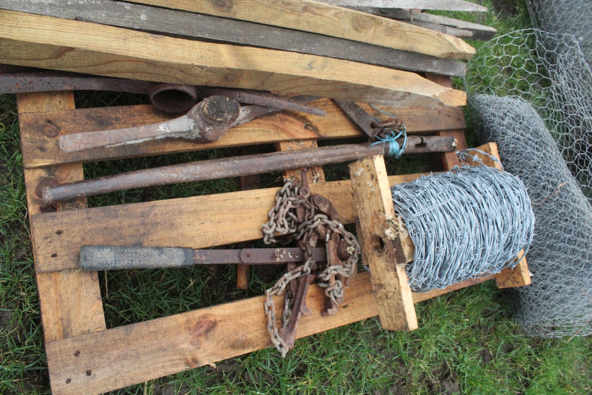 FENCING GEAR + VAT - Image 4 of 5