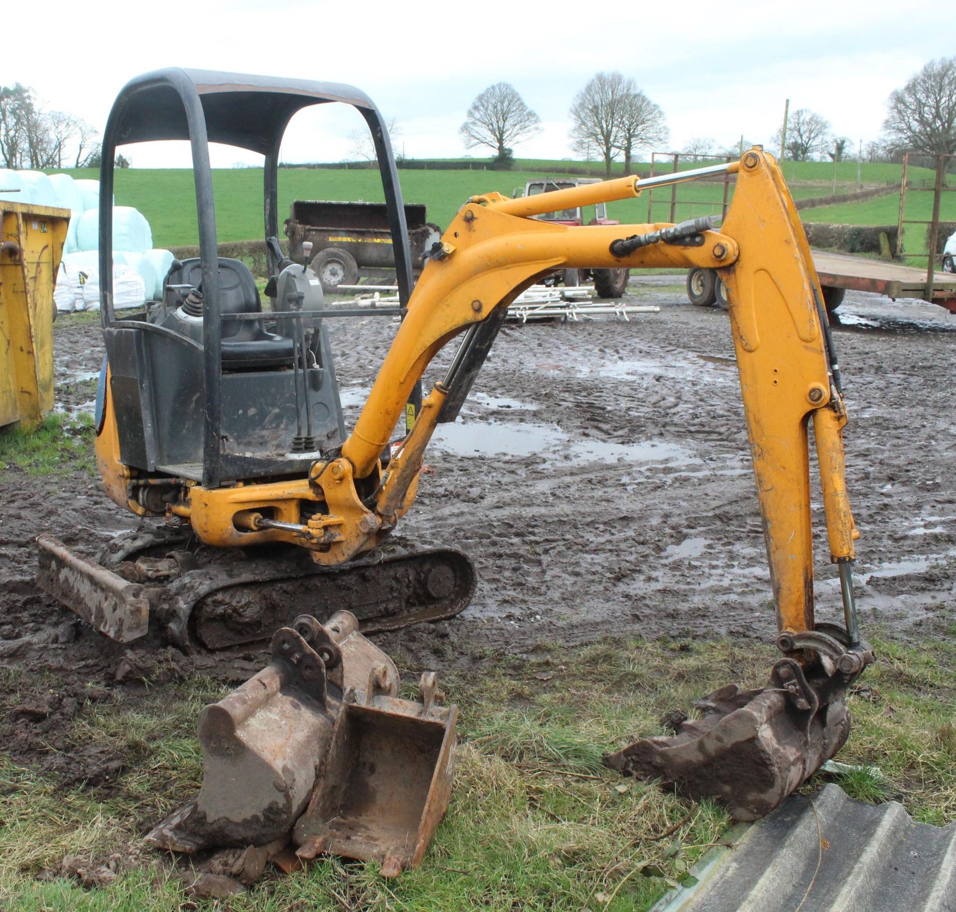 2007 JCB 1.4T EXCAVATOR WITH 3 BUCKETS SERIAL NO. JCB 09014H71283352 PRODUCT NO. 1283352 COMPLETE