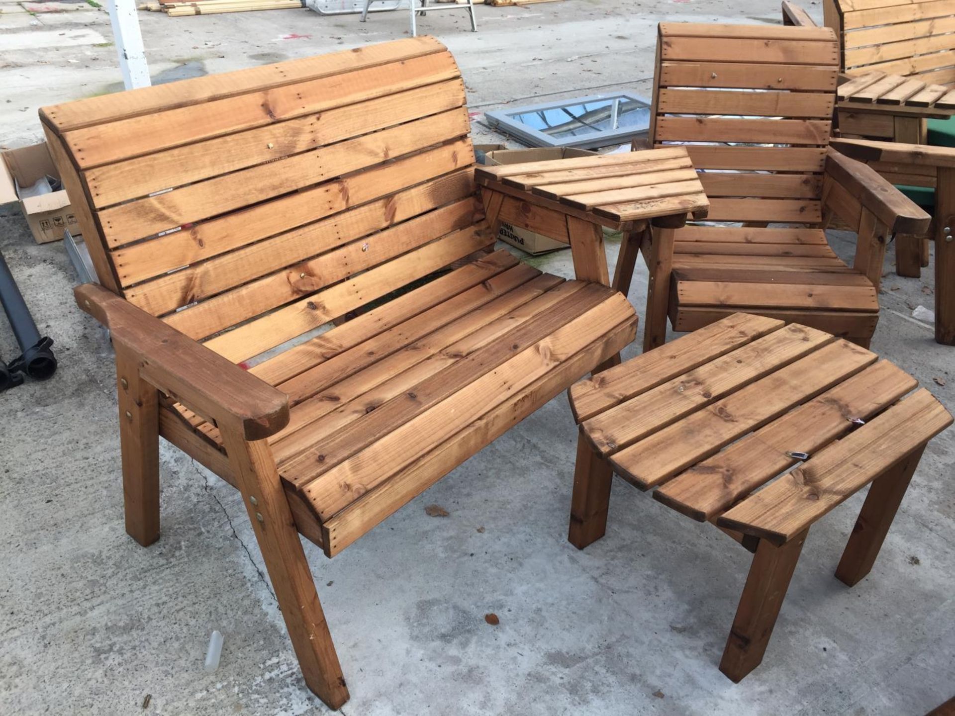 AN AS NEW EX DISPLAY CHARLES TAYLOR GARDEN FURNITURE SET TO INCLUDE A TWO SEATER BENCH, SINGLE - Image 4 of 5