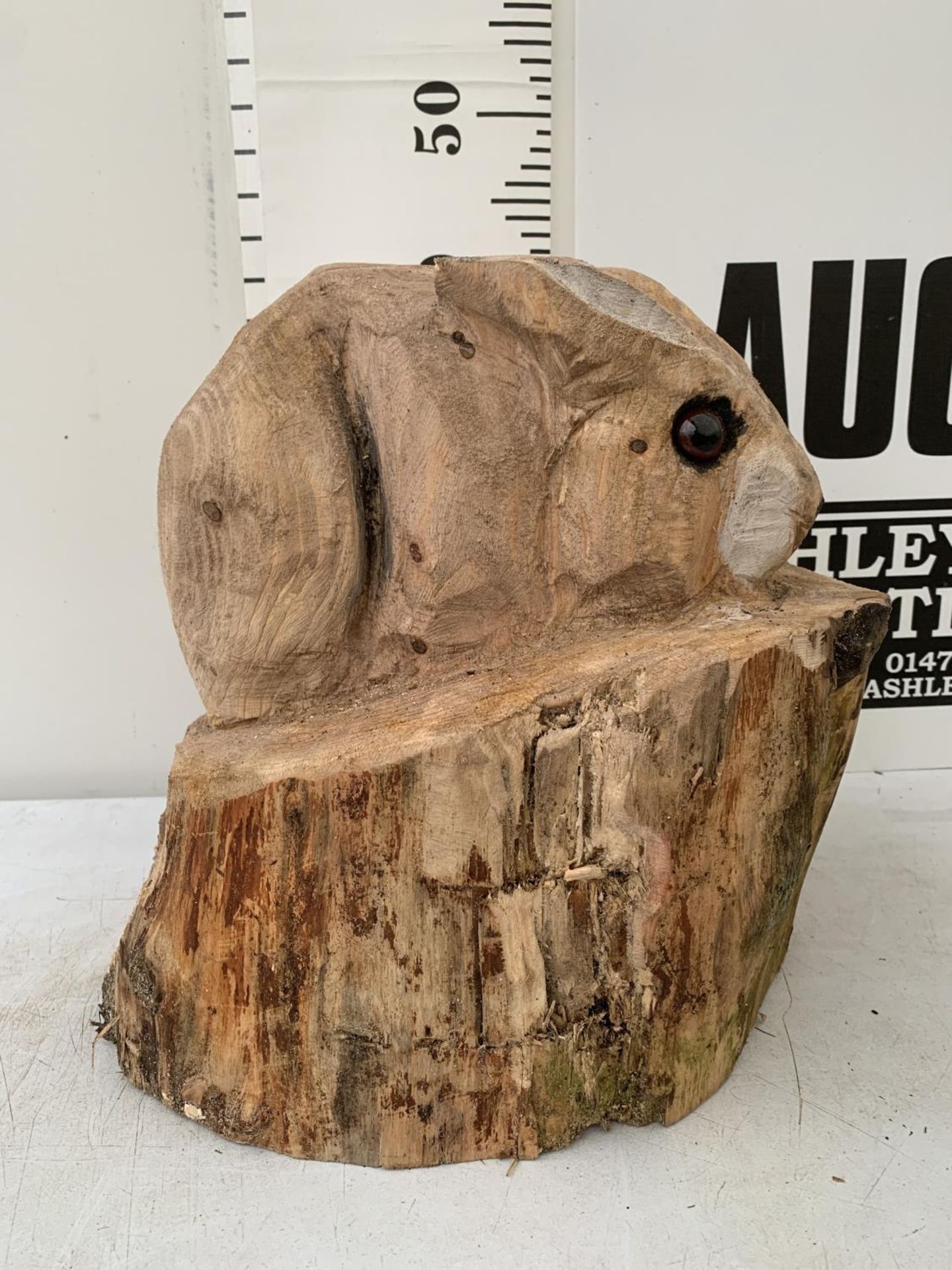 A WOODEN CARVED RABBIT SCULPTURE ON TREE TRUNK APPROX 45CM IN HEIGHT NOVAT - Image 3 of 4