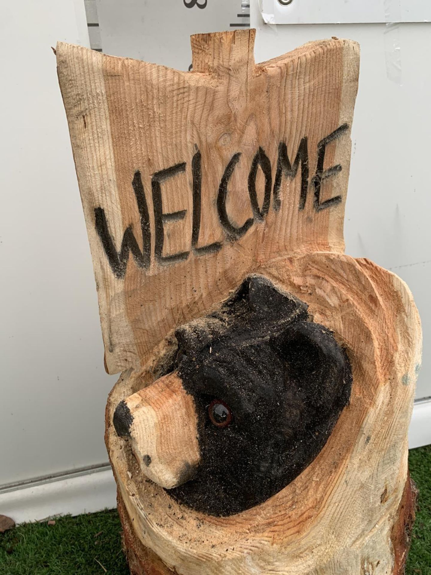 A WOODEN BEAR SCULPTURE WITH WELCOME SIGN IN TREE TRUNK APPROX 80CM IN HEIGHT NO VAT - Bild 2 aus 4