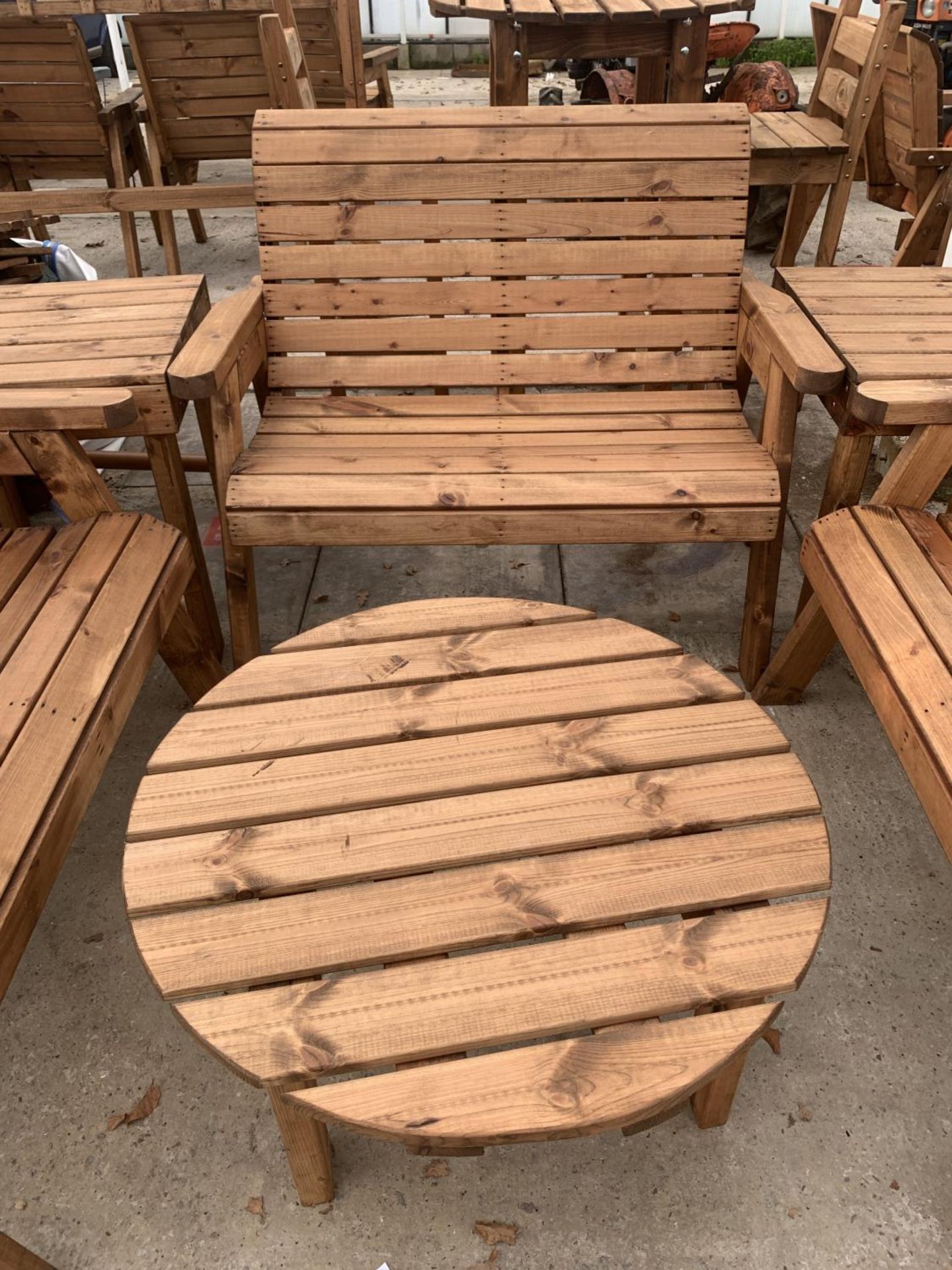 AN AS NEW EX DISPLAY CHARLES TAYLOR GARDEN FURNITURE SET COMPRISING OF