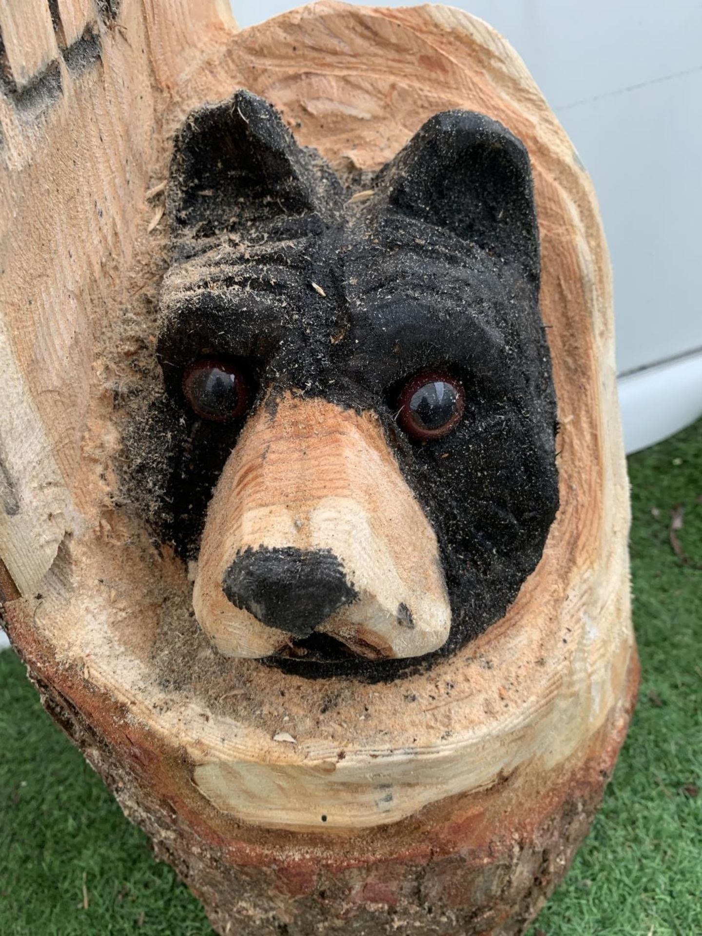 A WOODEN BEAR SCULPTURE WITH WELCOME SIGN IN TREE TRUNK APPROX 80CM IN HEIGHT NO VAT - Bild 4 aus 4