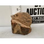 A WOODEN HEDGEHOG SCULPTURE SITTING ON TREE TRUNK APPROX 40CM IN HEIGHT NO VAT
