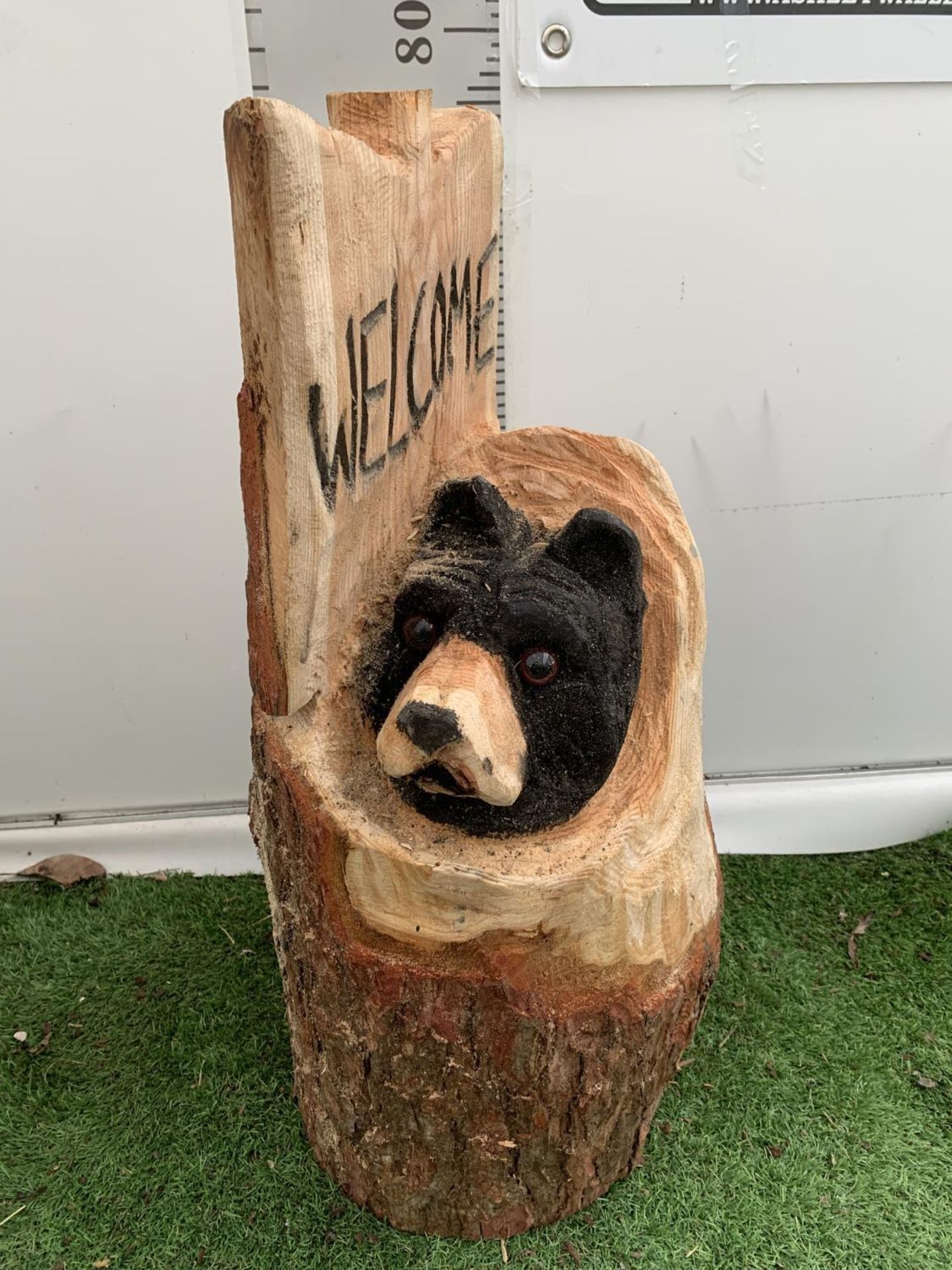 A WOODEN BEAR SCULPTURE WITH WELCOME SIGN IN TREE TRUNK APPROX 80CM IN HEIGHT NO VAT - Bild 3 aus 4