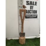 A WOODEN CARVED ROBIN SCULPTURE ON GARDENERS SPADE APPROX 110CM IN HEIGHT NO VAT