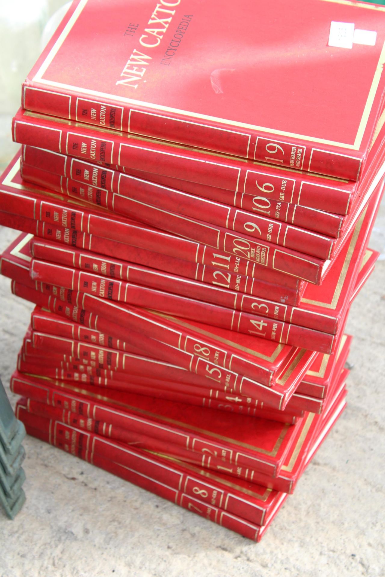 A LARGE COLLECTION OF 'THE NEW CAXTON' ENCYCLOPEDIAS - Bild 2 aus 2