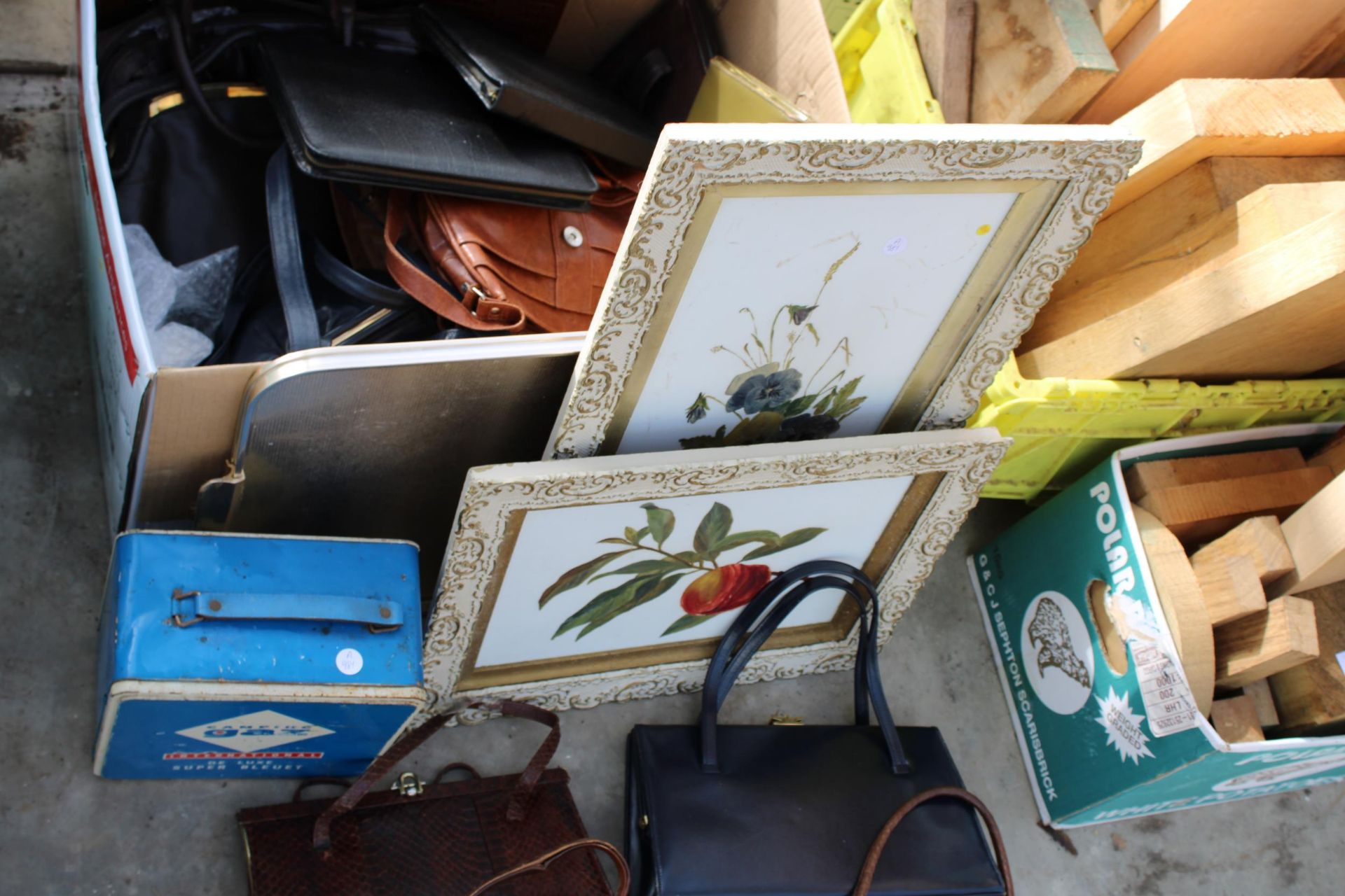 AN ASSORTMENT OF ITEMS TO INCLUDE LADIES HANDBAGS AND A CAMPING STOVE ETC - Image 3 of 4