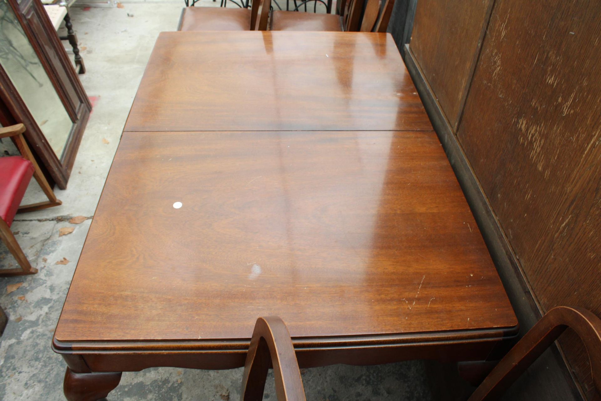 A MID 20TH CENTURY MAHOGANY EXTENDING DINING TABLE 48" X 34" (LEAF 15") AND SIX DINING CHAIRS ALL ON - Image 4 of 4