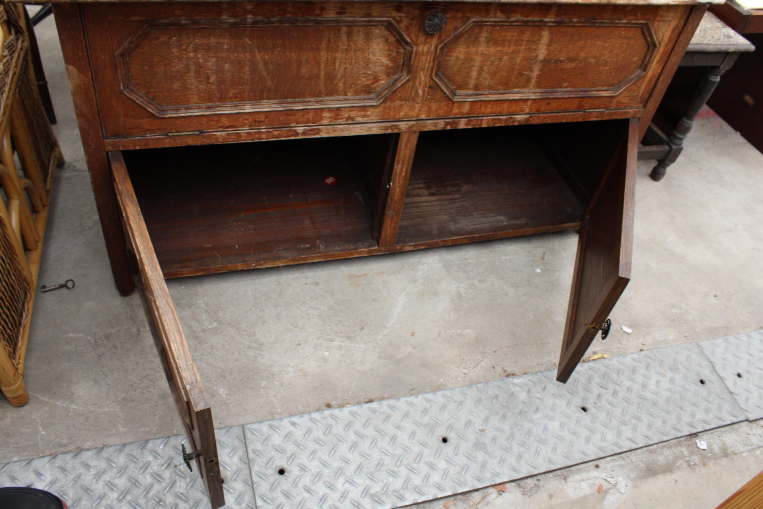 A MID 20TH CENTURY OAK CABINET - Image 4 of 4