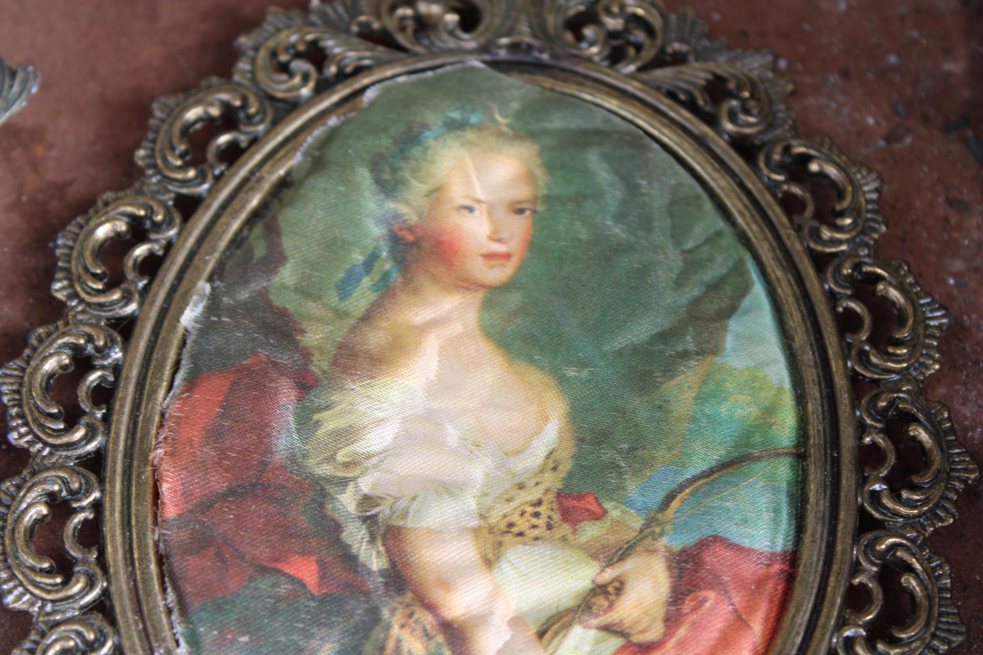 AN ASSORTMENT OF VINTAGE BRASS FRAMED IMAGES TO INCLUDE TAPESTRIES AND OIL ON BOARDS ETC - Image 2 of 3