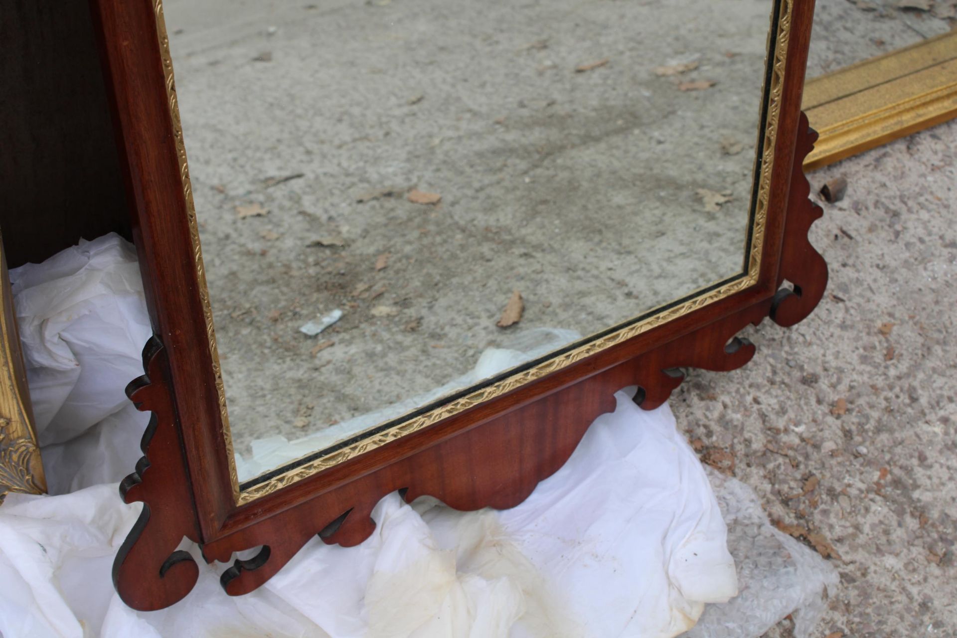 A 19TH CENTURY STYLE MAHOGANY WALL MIRROR WITH GOLD COLOURED EAGLE CARVING 41" X 24" - Image 3 of 4