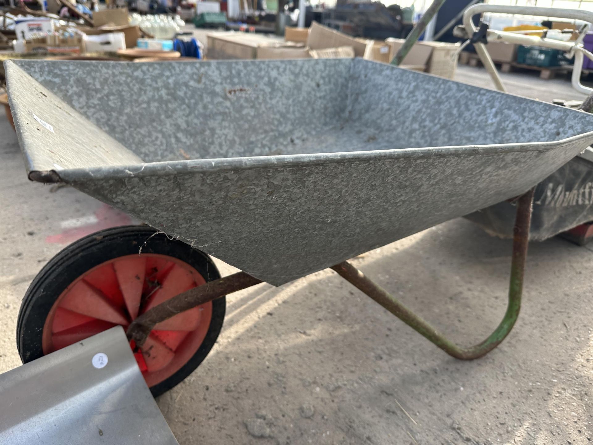 A METAL WHEEL BARROW AND A STAINLESS STEEL LOG STAND - Bild 2 aus 3