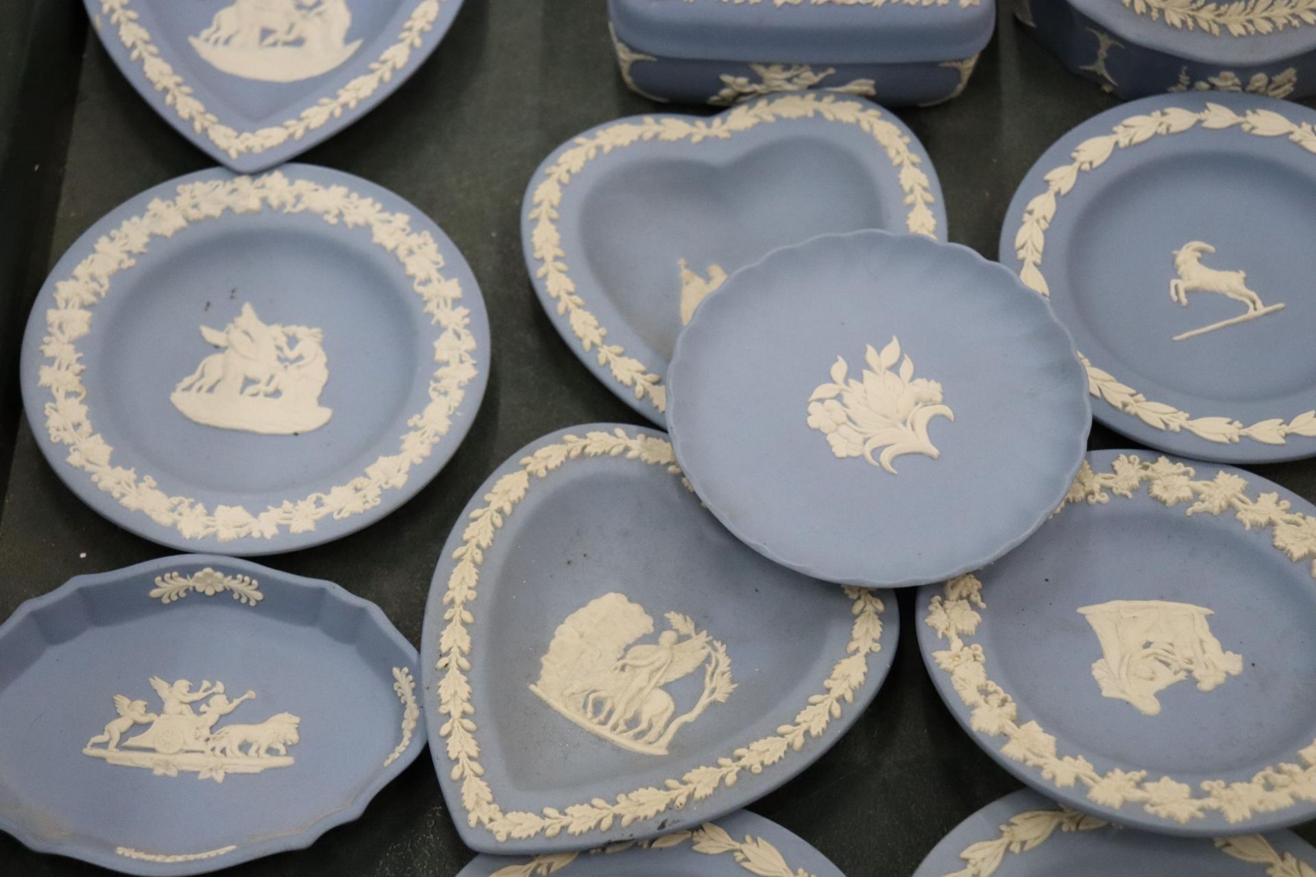 A COLLECTION OF POWDER BLUE WEDGWOOD JASPERWARE TO INCLUDE PIN TRAYS, TRINKET BOXES, VASES, BOWLS, - Image 3 of 9