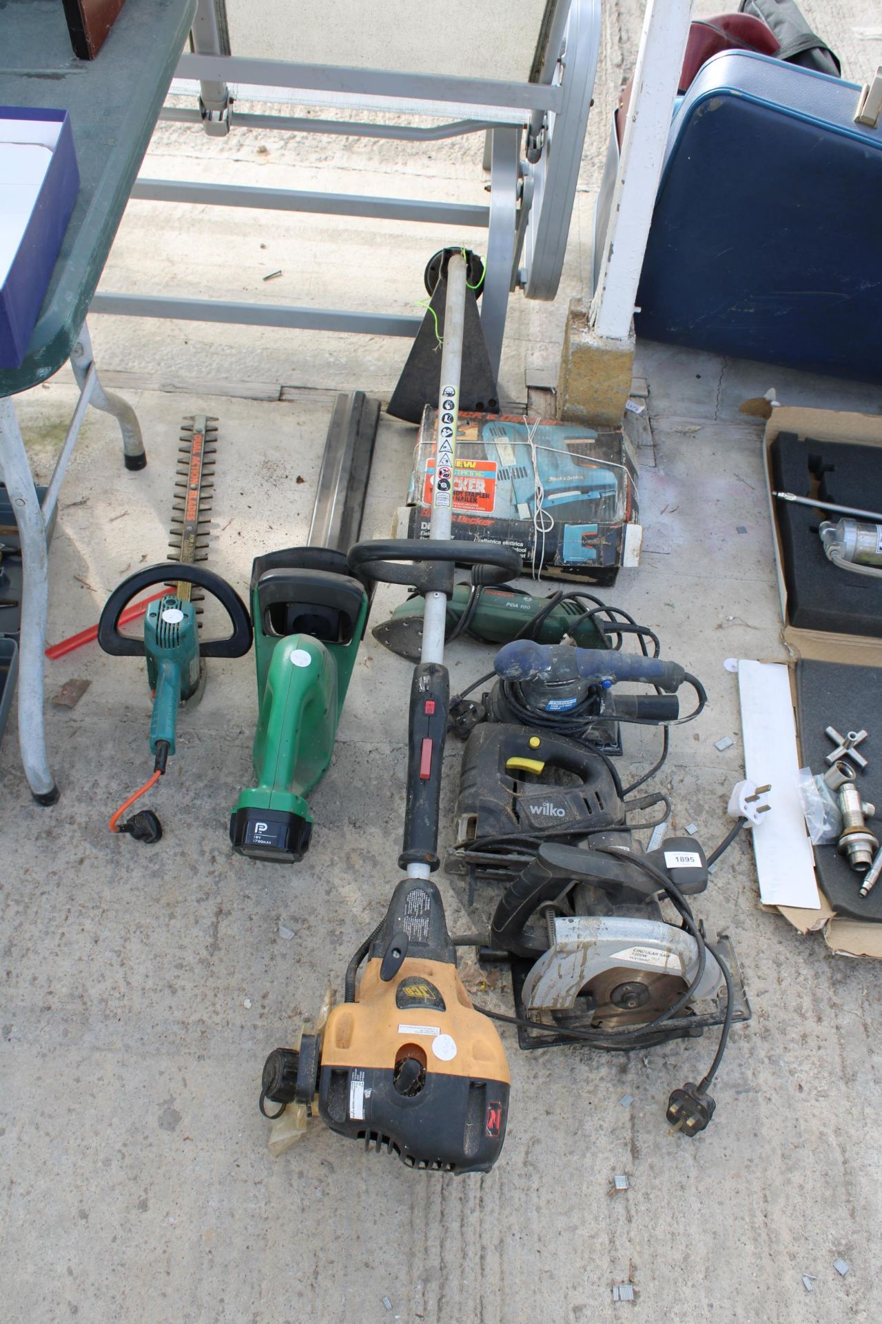 AN ASSORTMENT OF POWER TOOLS TO INCLUDE JIGSAWS, HEDGE TRIMMERS AND A JCB PETROL GRASS STRIMMER ETC