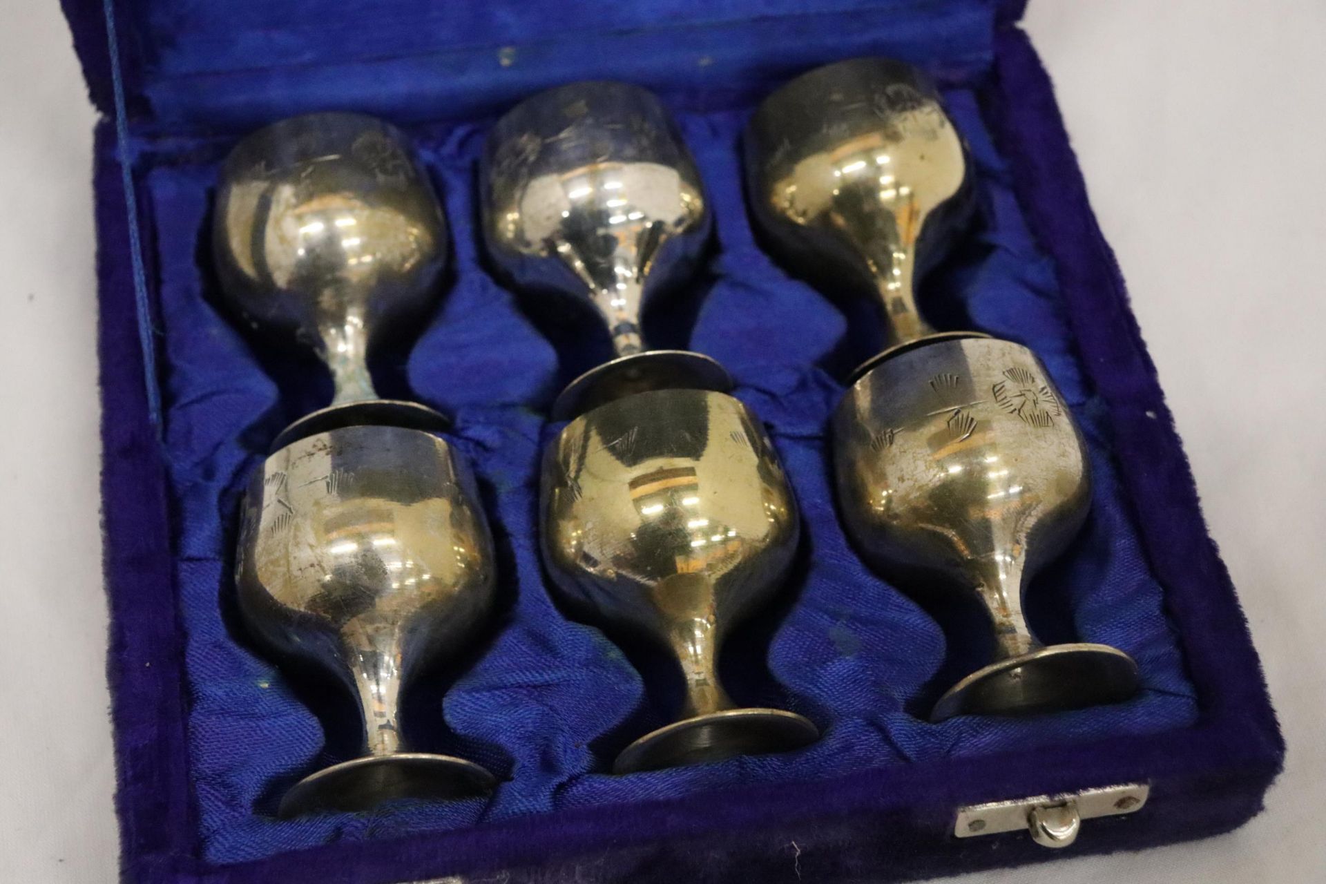 A SET OF SIX SMALL SILVER PLATED GOBLETS IN A PRESENTATION CASE - Bild 3 aus 7