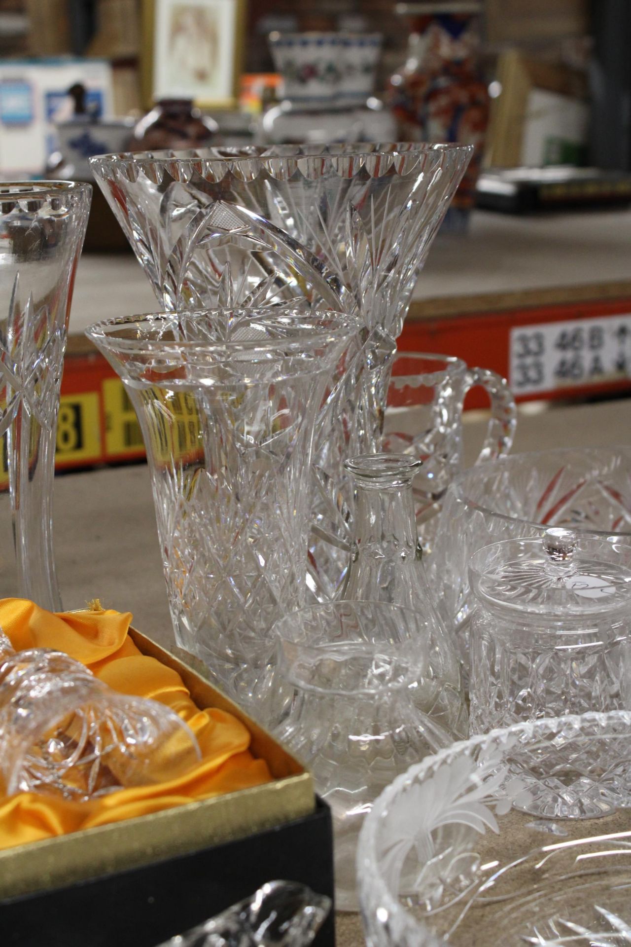 A QUANTITY OF HEAVY CUT GLASS TO INCLUDE VASES, BOWLS, JUGS, A PERFUME ATOMISER, BELL, ETC - Bild 4 aus 6