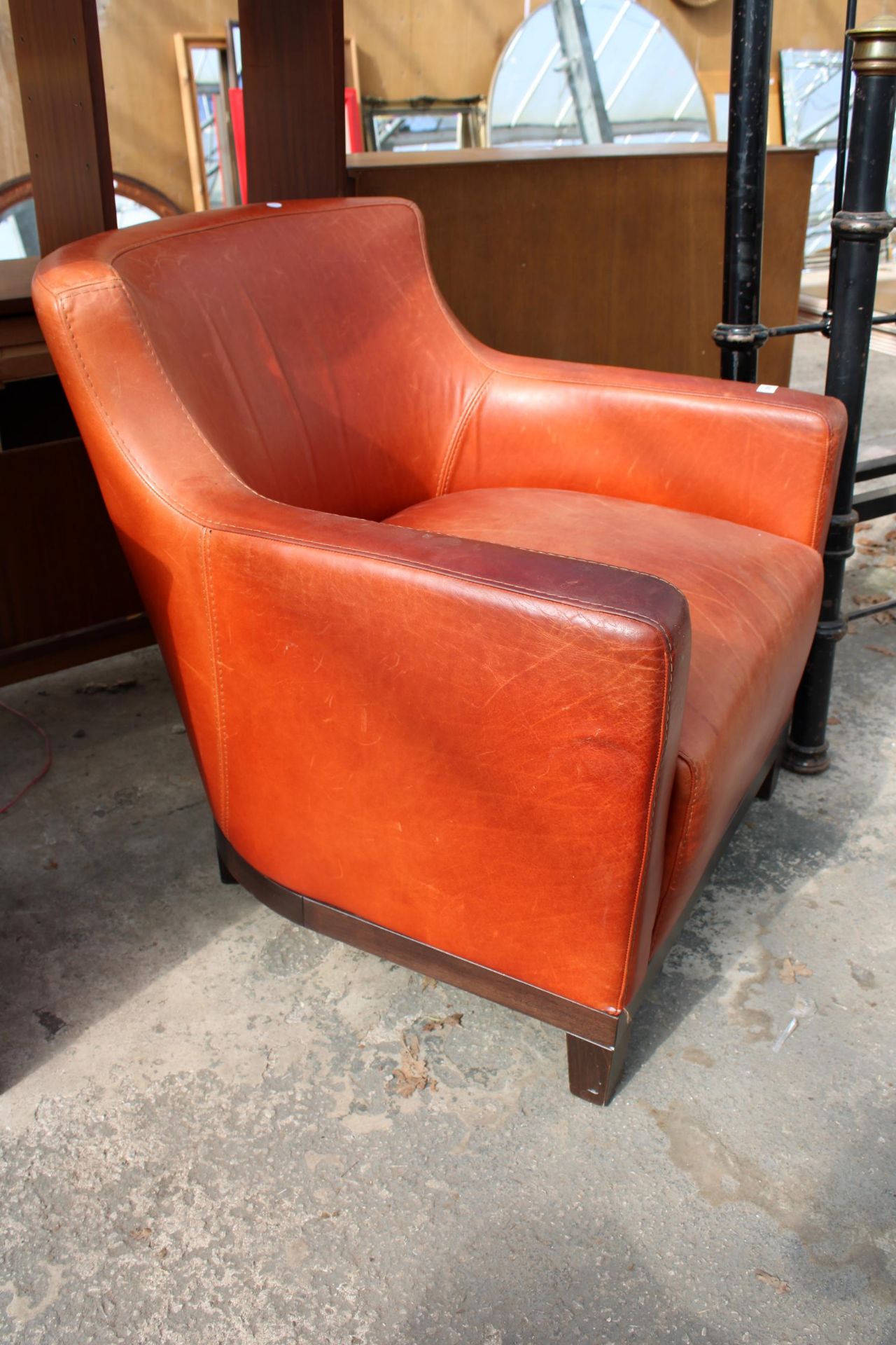 A CALIATALIA LEATHER LOUNGE CHAIR - Image 2 of 3