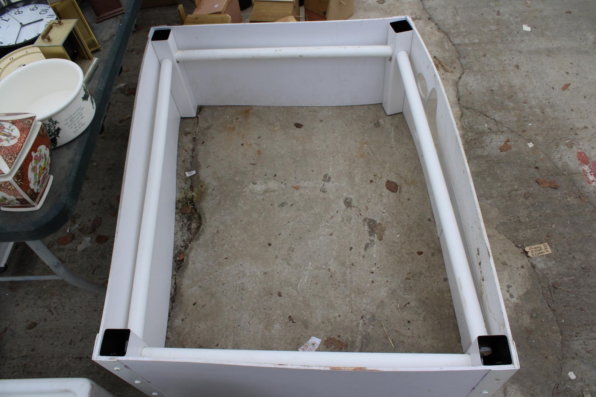 A LARGE PLASTIC DOG WHELPING BOX - Image 2 of 2