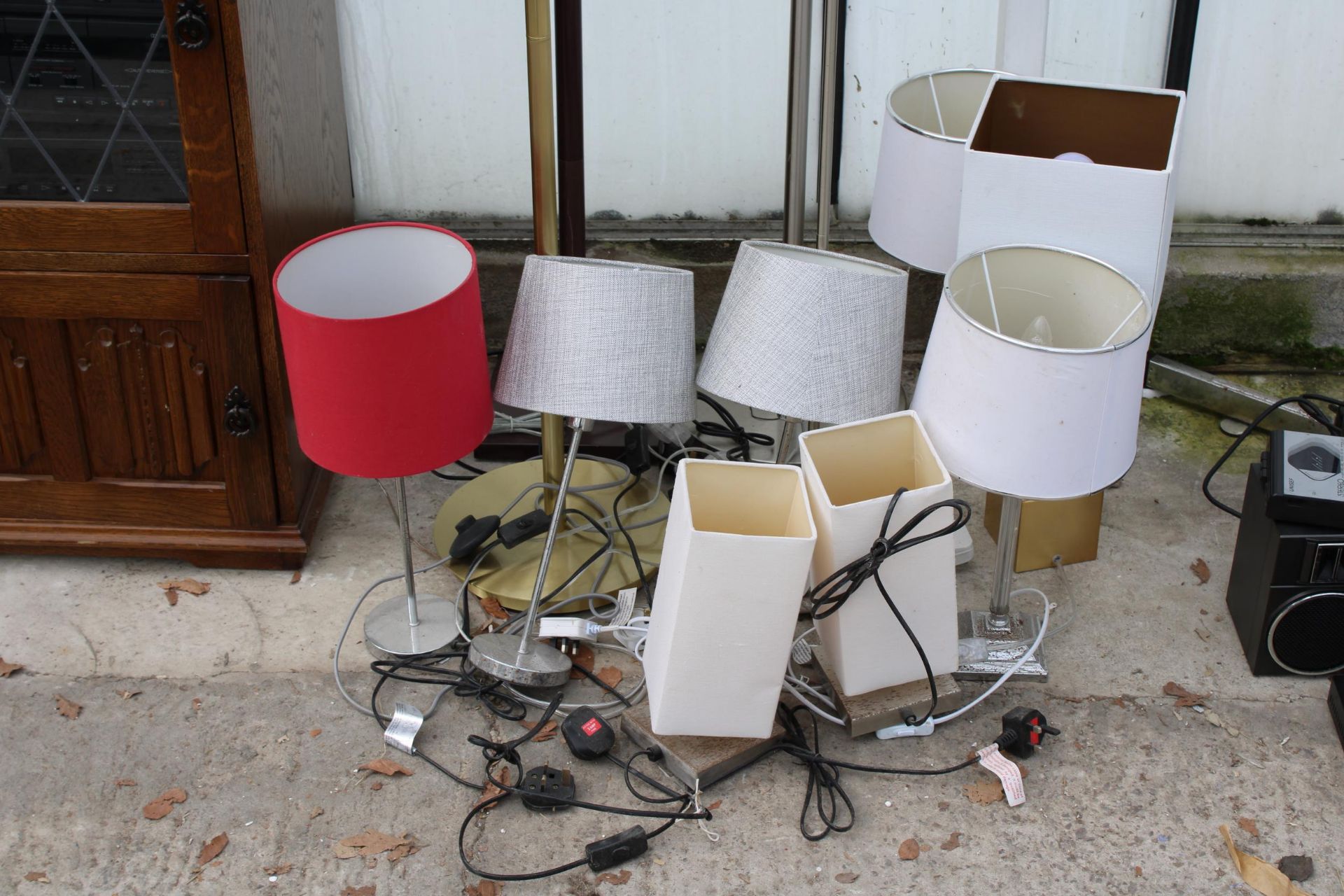 A LARGE QUANTITY OF STANDARD AND TABLE LAMPS - Bild 2 aus 2