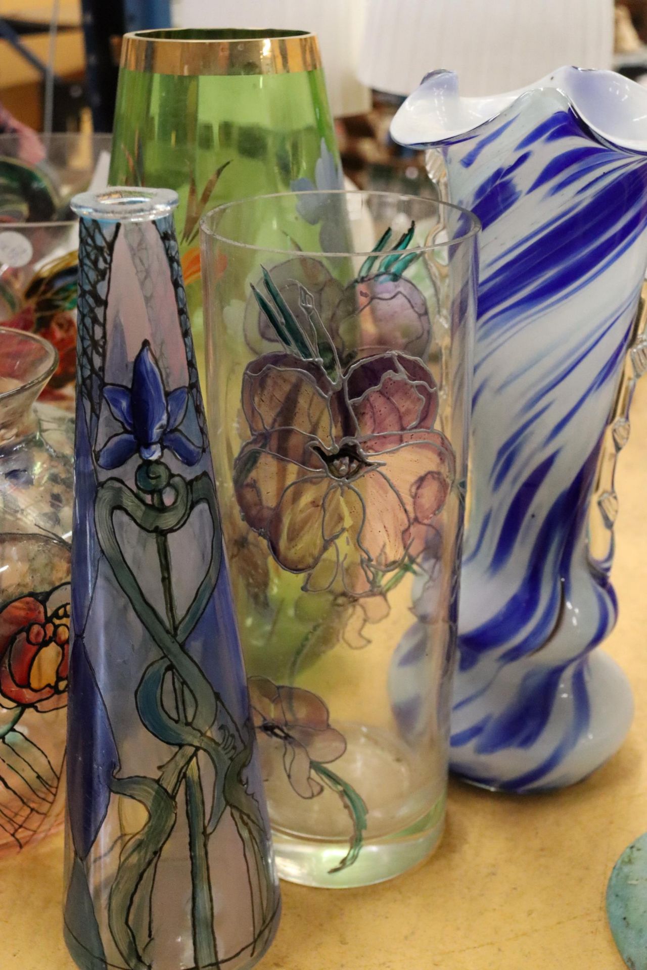 A LARGE MIXED LOT OF PAINTED ON GLASS VASES PLUS ONE DELCROFT WARE CERAMIC VASE - Bild 5 aus 11