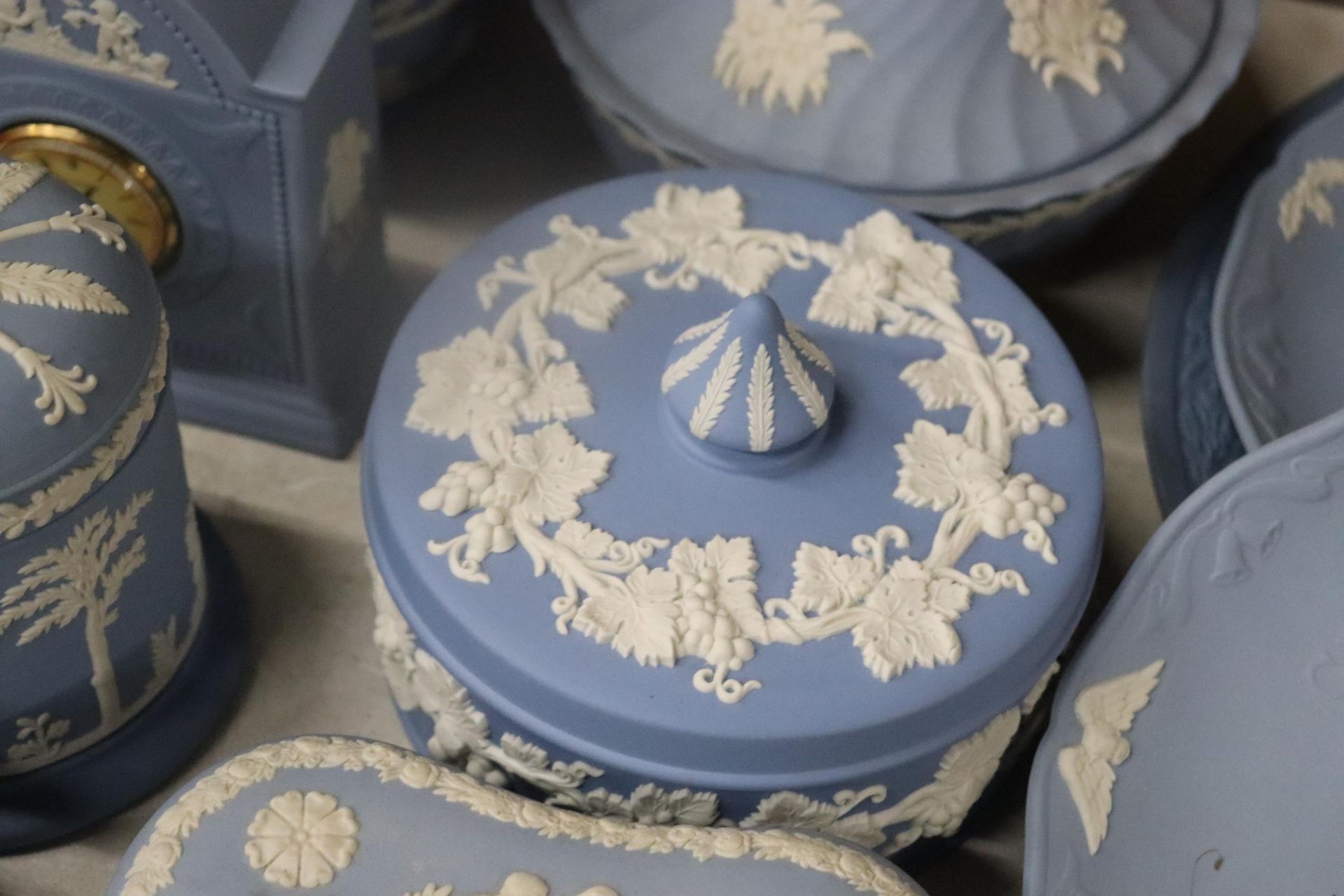 A COLLECTION OF POWDER BLUE WEDGWOOD JASPERWARE TO INCLUDE CABINET PLATES, LARGE LIDDED TRINKET - Image 8 of 14
