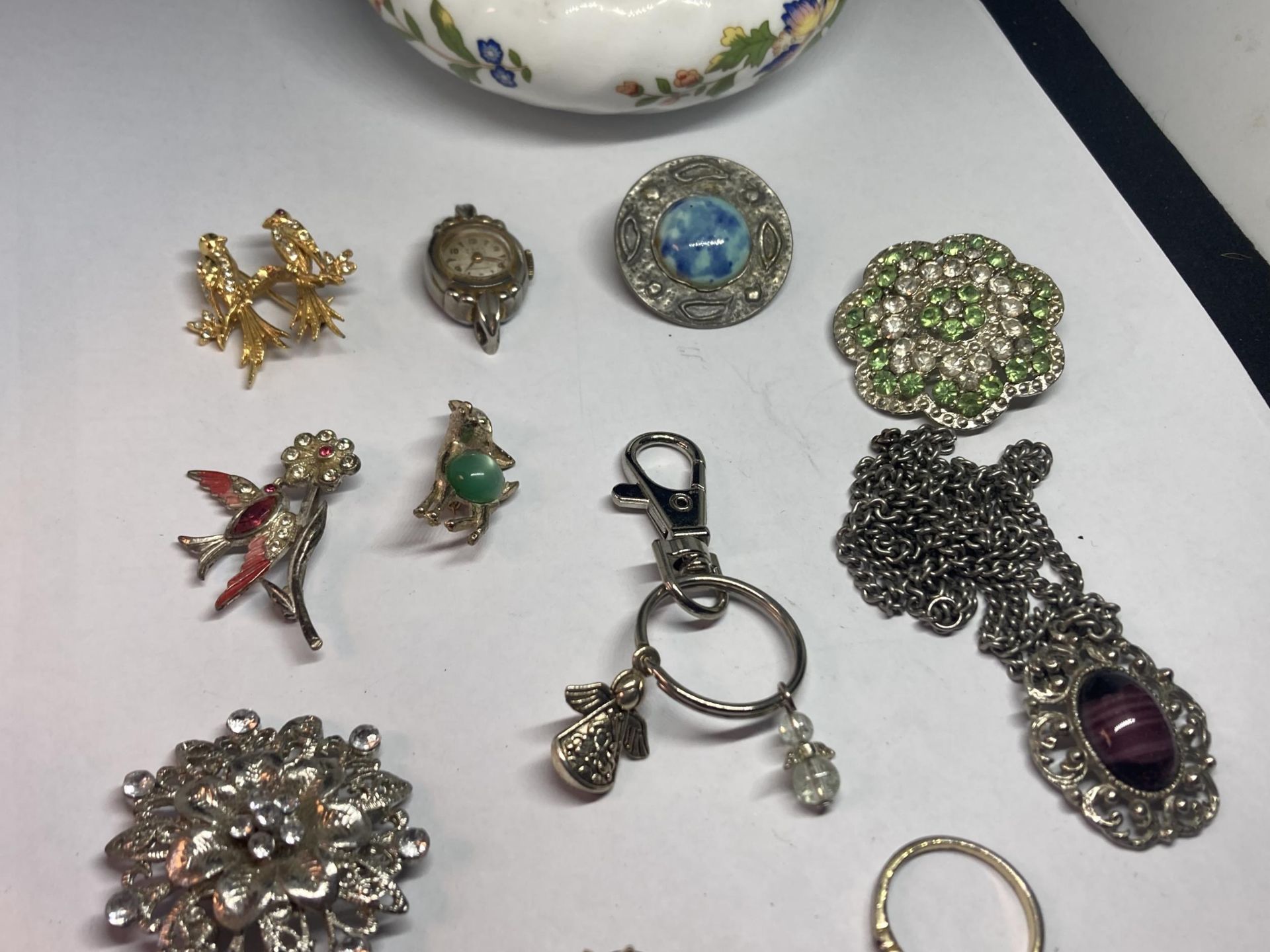 A QUANTITY OF COSTUME JEWELLERY TO INCLUDE BROOCHES, RING, NECKLACE ETC IN A AYNSLEY DISH - Image 3 of 4