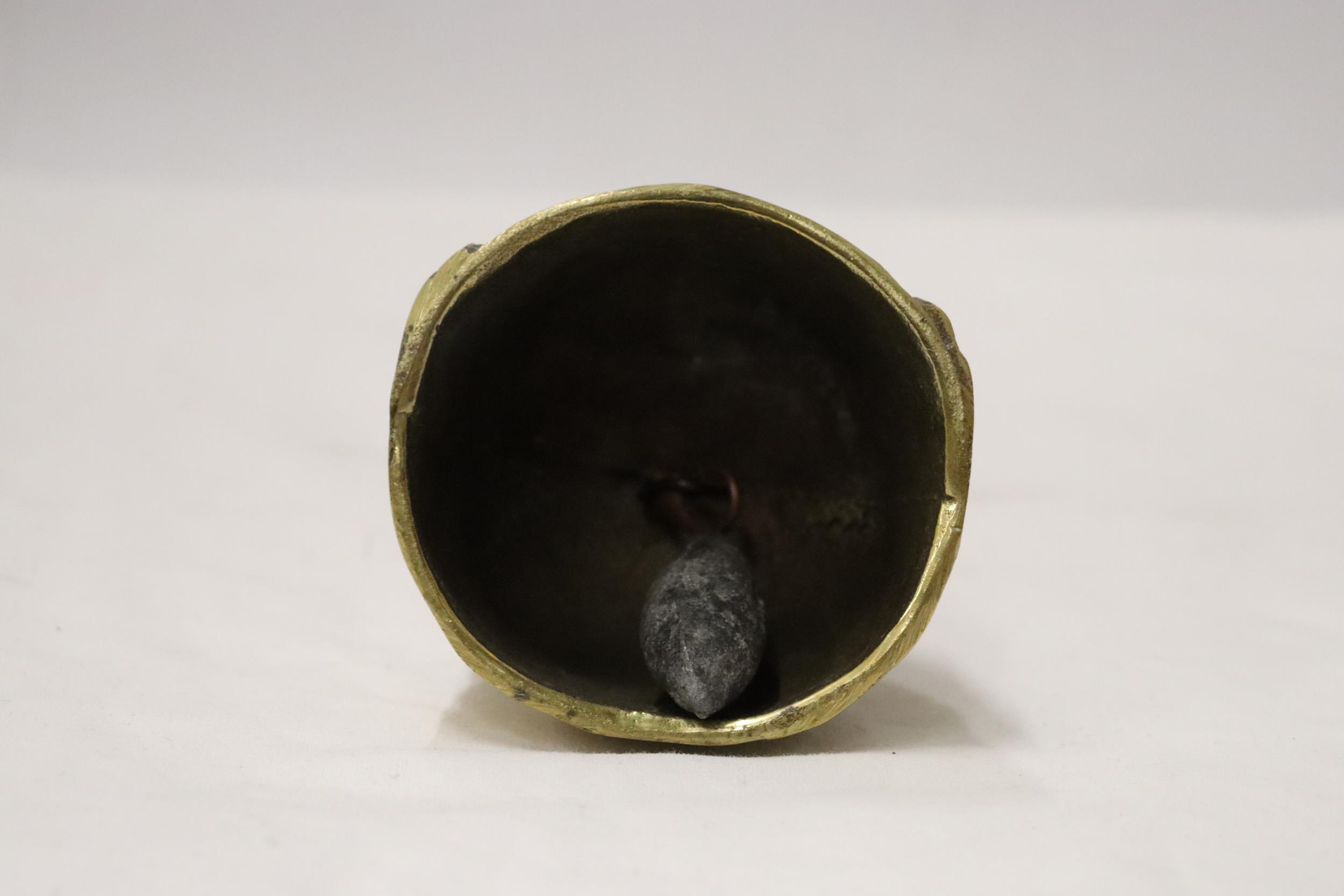 A VINTAGE BRASS BELL MODELLED AS A VICTORIAN WOMAN - Image 6 of 6