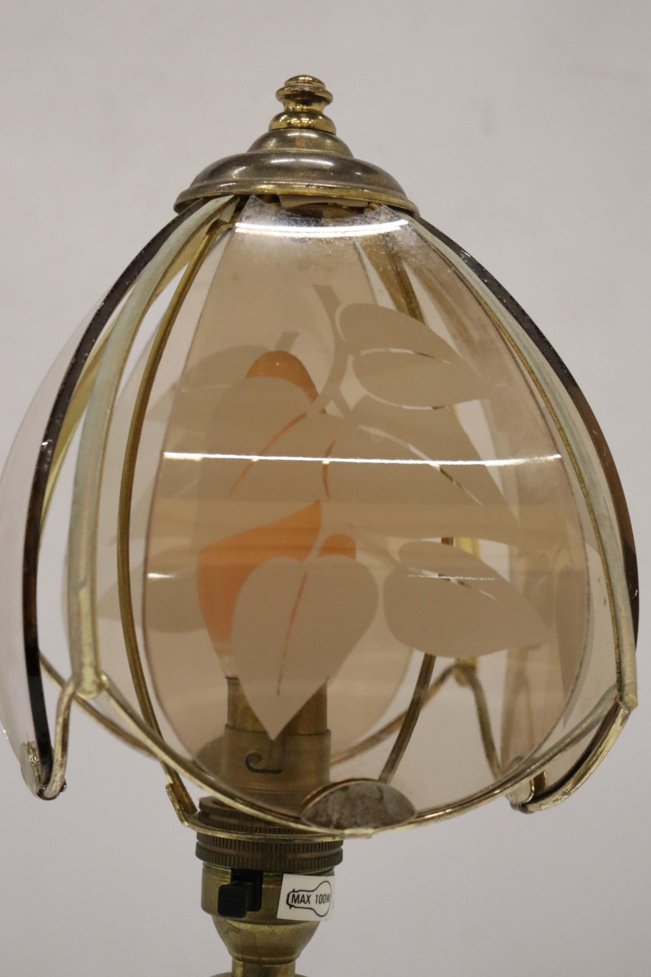 A VINTAGE FOUR PANEL SHADED BRASS LAMP (WORKING AT TIME OF CATALOGING) NO WARRANTIES GIVEN - Bild 5 aus 7
