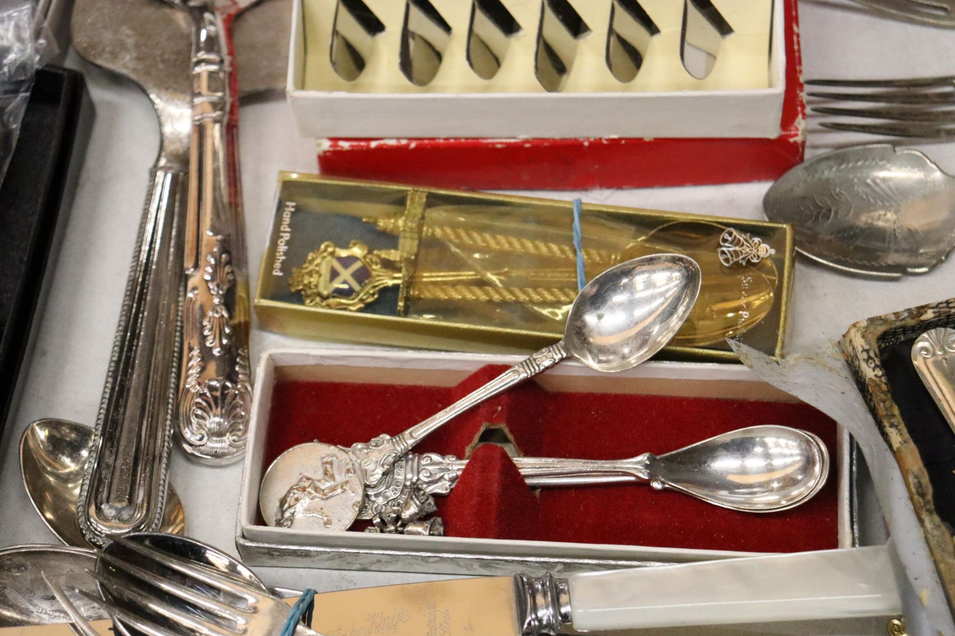 A LARGE QUANTITY OF BOXED AND UNBOXED FLATWARE TO INCLUDE A LADEL, CAKE SLICES, ETC - Bild 10 aus 13