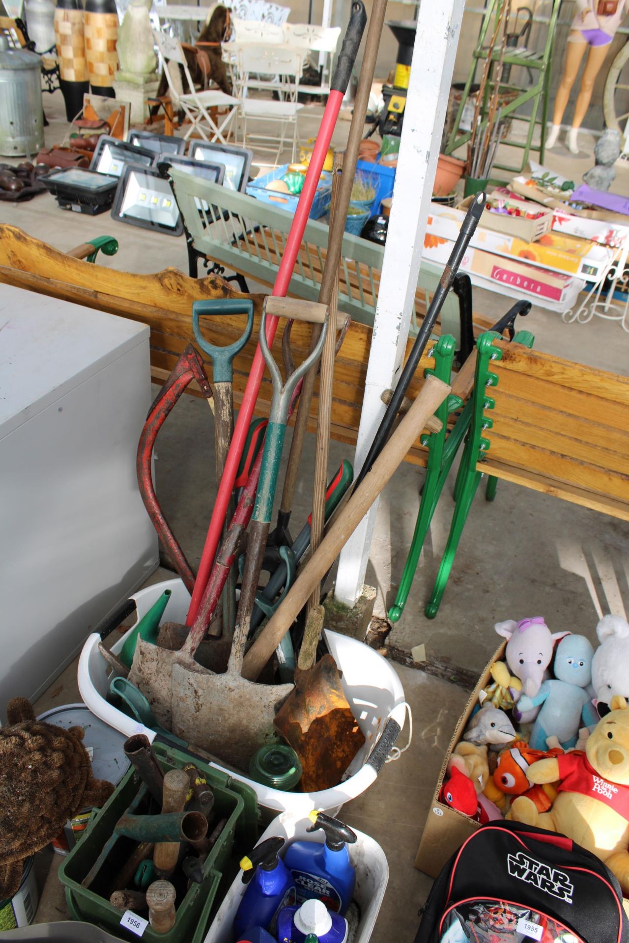 AN ASSORTMENT OF ITEMS TO INCLUDE GARDEN TOOLS AND FENCE PAINT ETC - Image 3 of 5