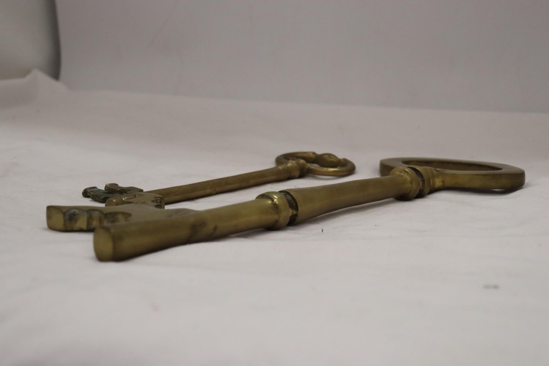 TWO LARGE HEAVY WEIGHT VINTAGE BRASS KEYS - ONE 13 INCHES LONG - Image 7 of 7