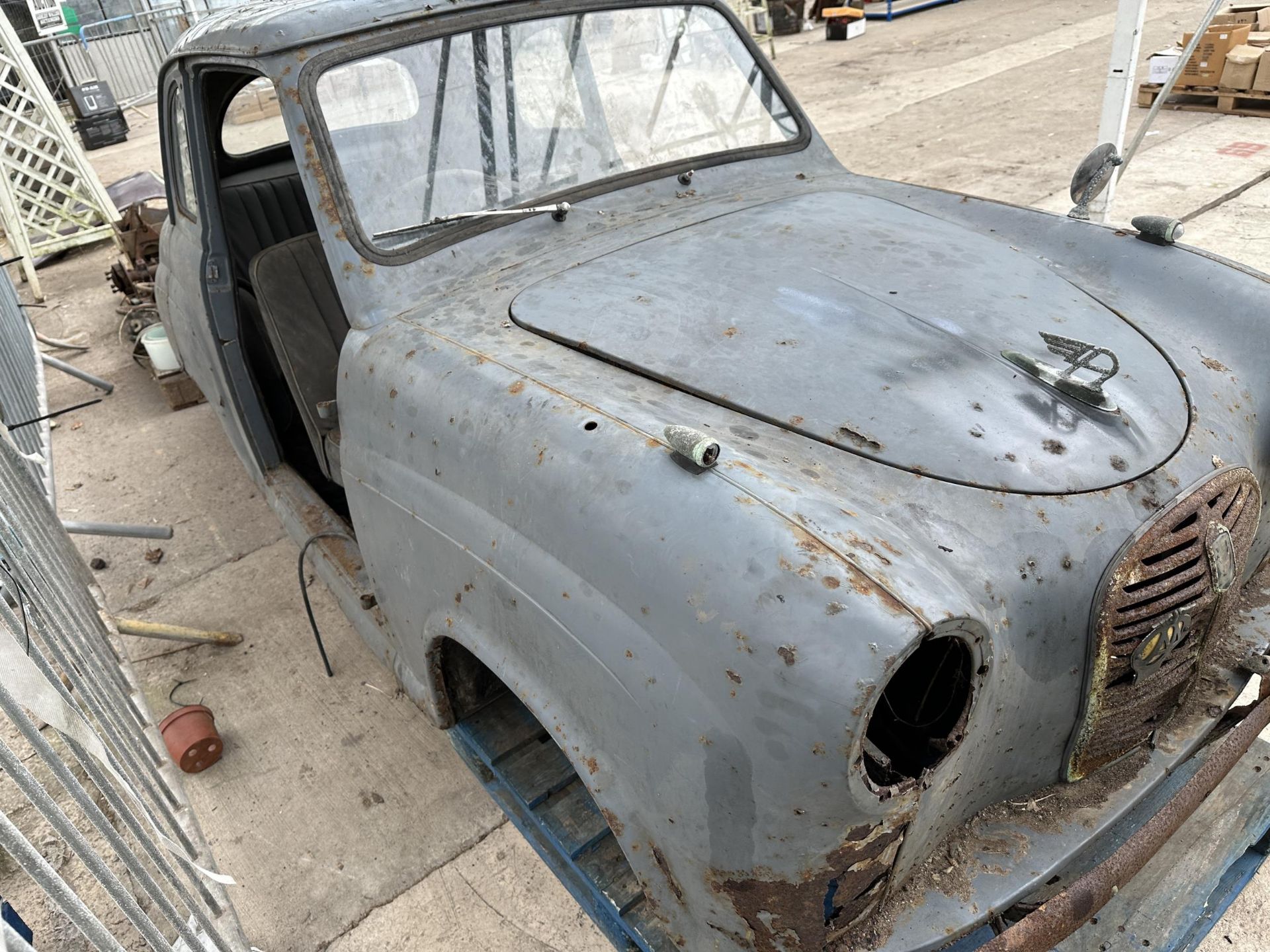 A VINTAGE AUSTIN A30 BARN FIND RESTORATION PROJECT COMPLETE WITH A NUMBER OF SPARE PARTS TO - Image 2 of 19