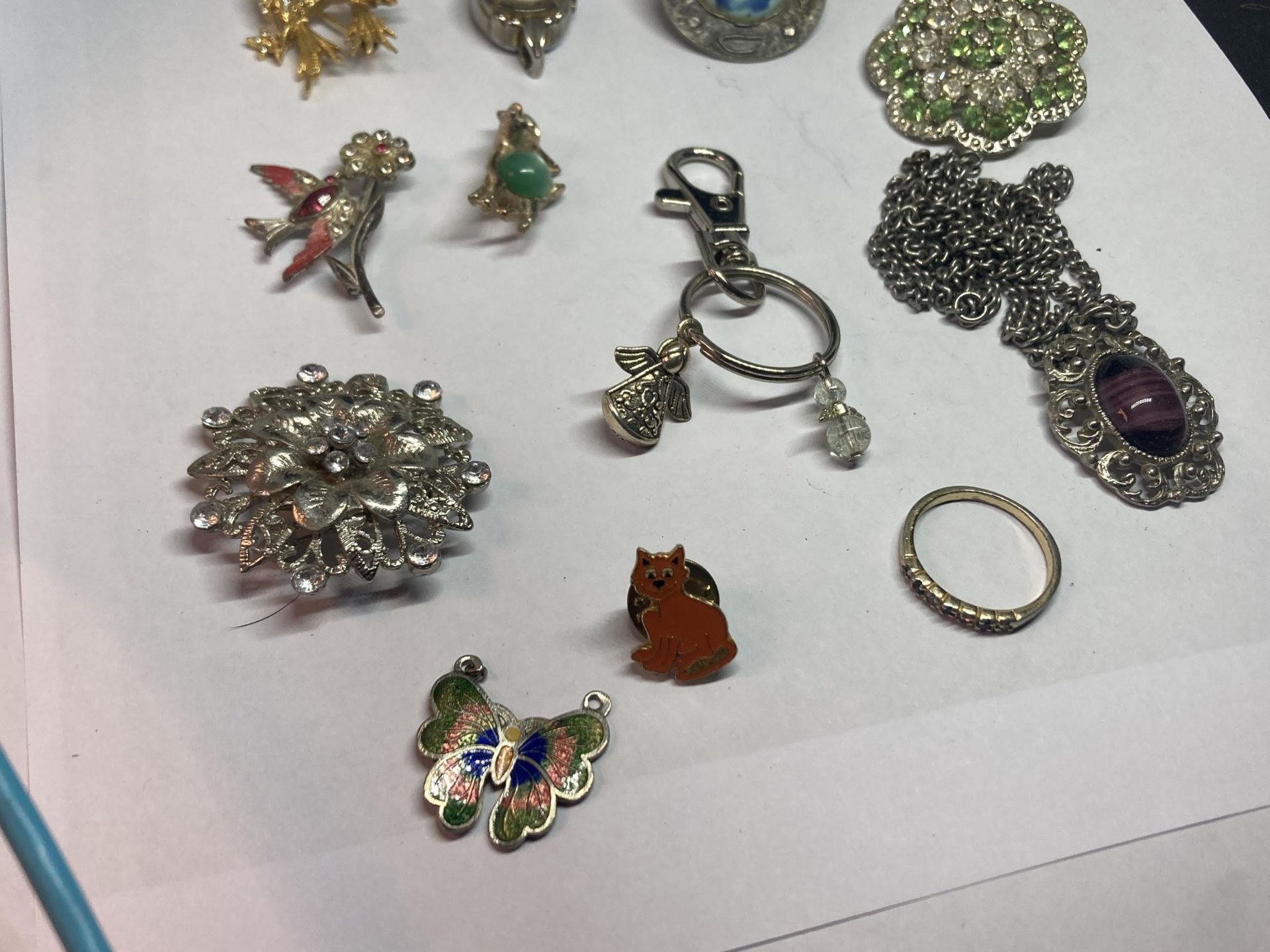 A QUANTITY OF COSTUME JEWELLERY TO INCLUDE BROOCHES, RING, NECKLACE ETC IN A AYNSLEY DISH - Image 4 of 4