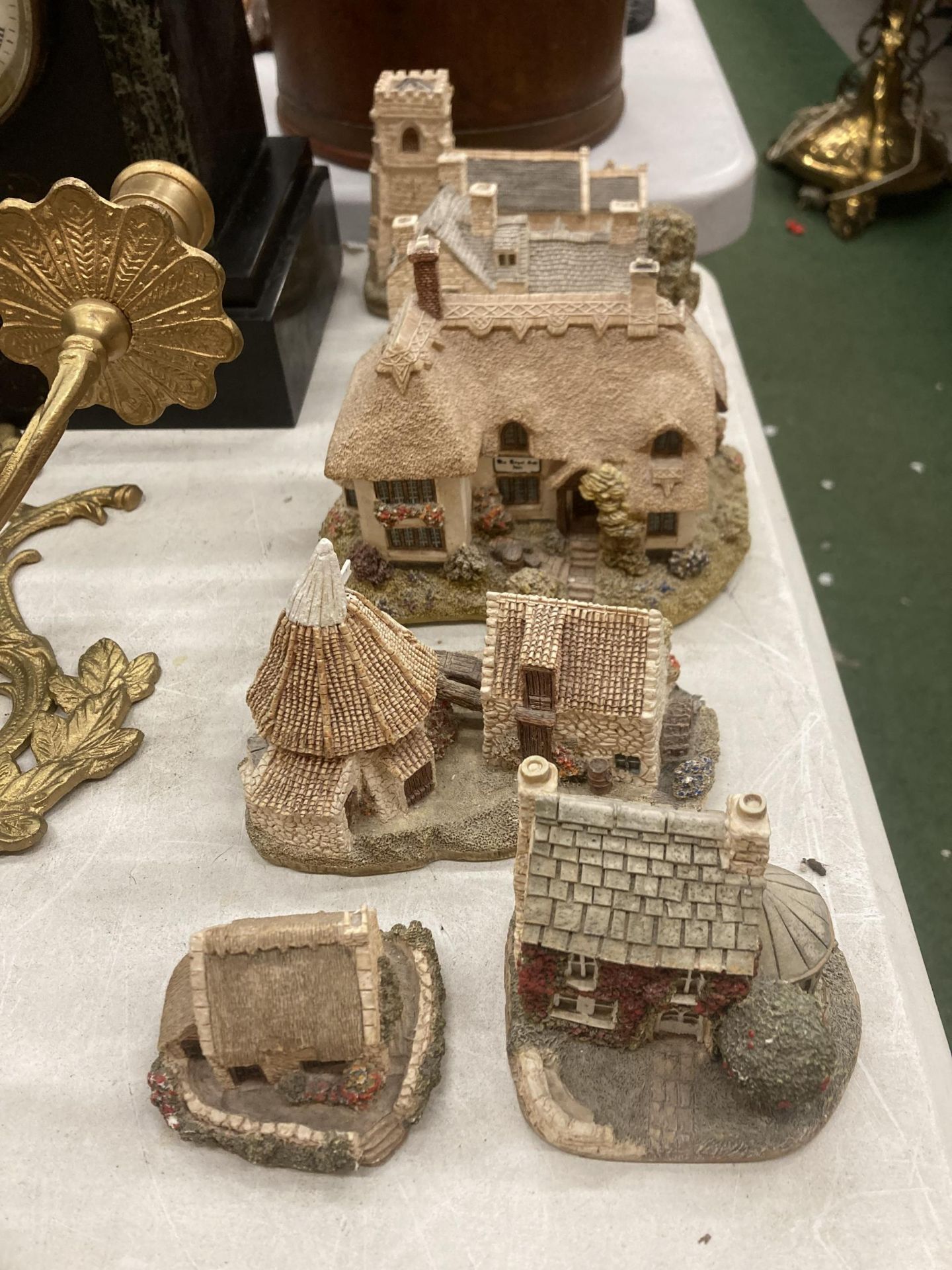 A COLLECTION OF LILLIPUT LANE COTTAGES TO INCLUDE 'ROYAL OAK INN', 'MORETON MANOR', ETC - 6 IN TOTAL