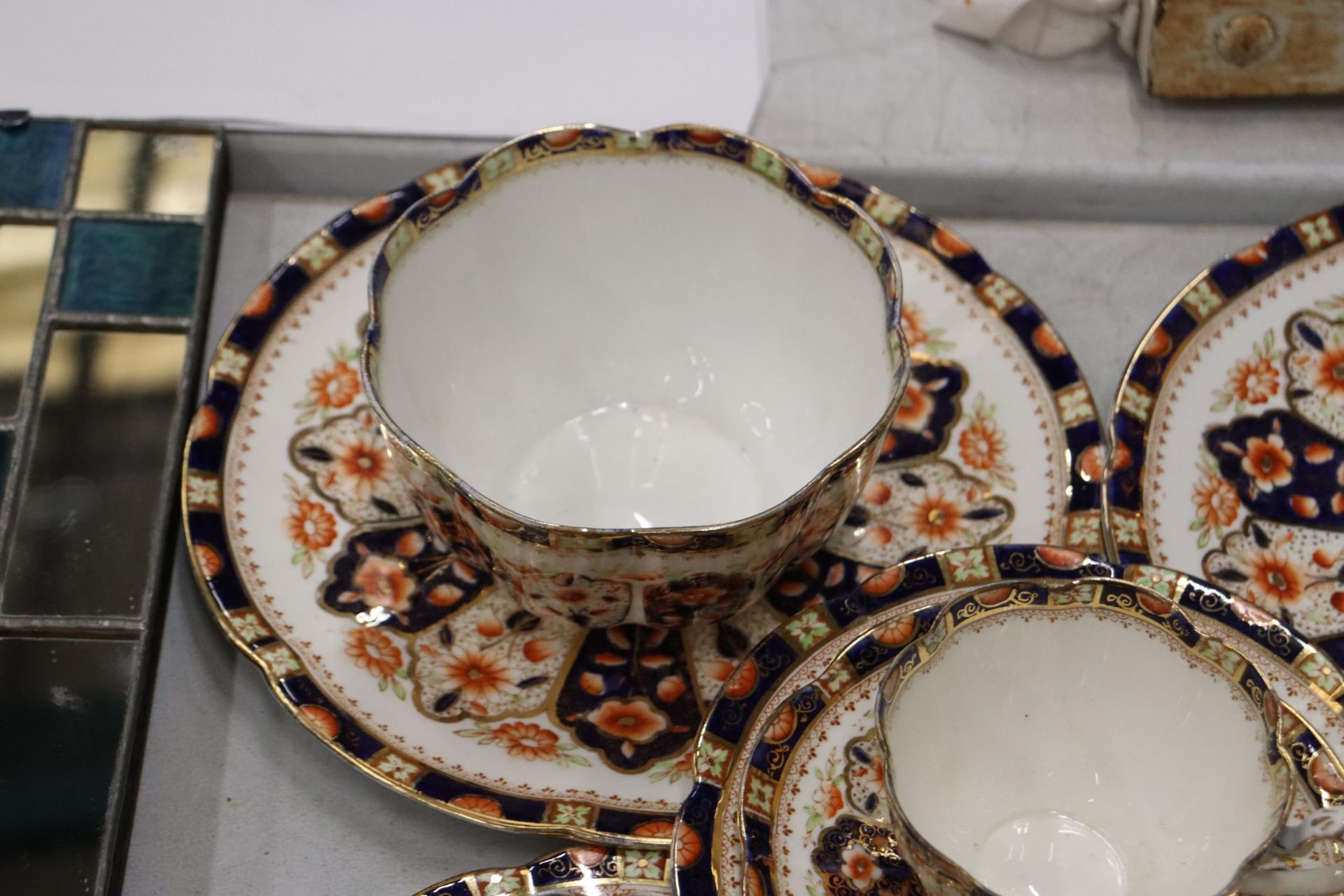 AN ANTIQUE 'COURT CHINA' TEASET TO INCLUDE CAKE PLATES, CUPS, SAUCERS, SIDE PLATES AND A SUGAR BOWL - Image 7 of 9