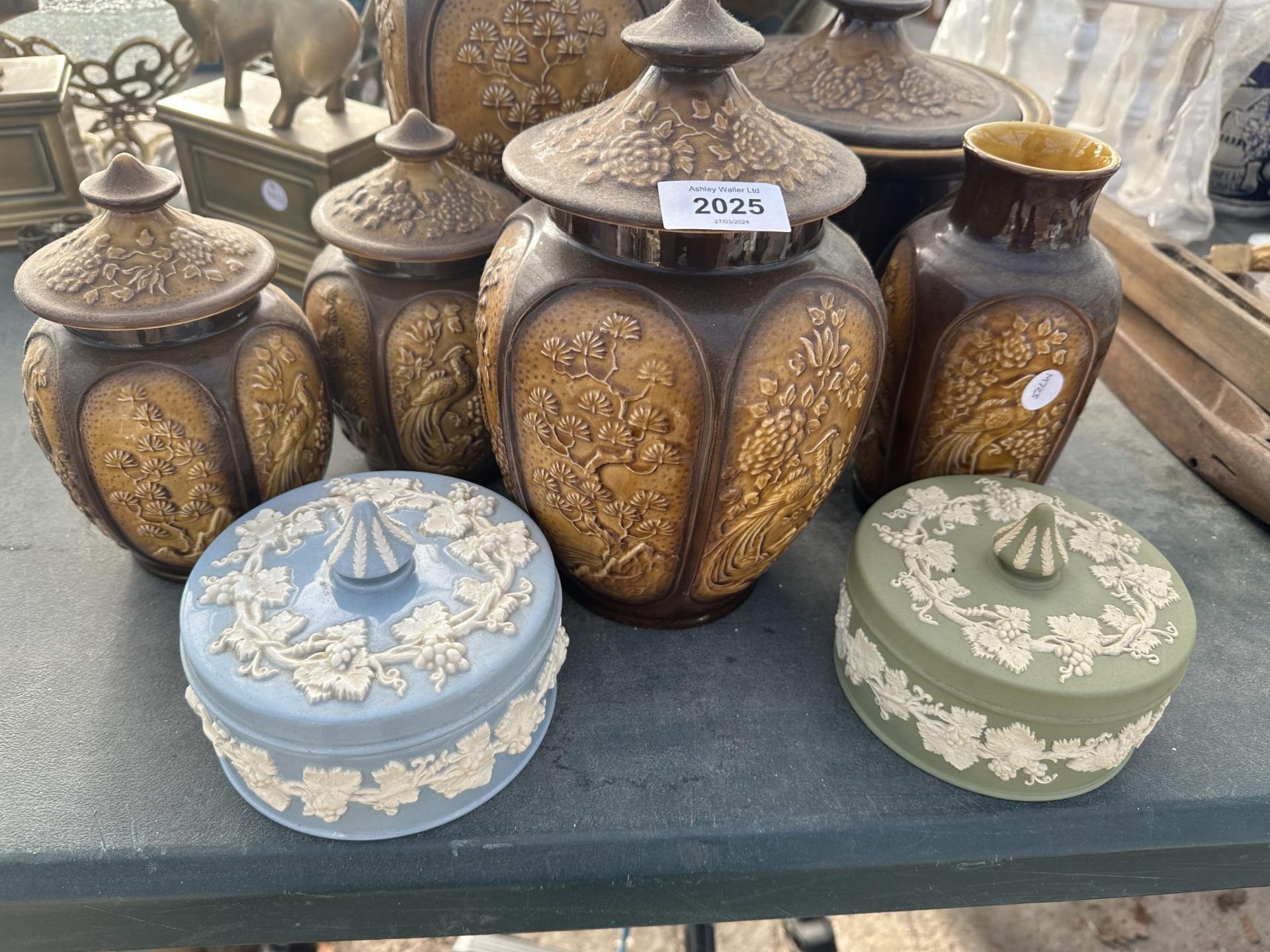 AN ASSORTMENT OF CERAMICS TO INCLUDE AN ORIENTAL STYLE TABLE LAMP, WEDGWOOD LIDDED TRINKETS AND - Image 2 of 3